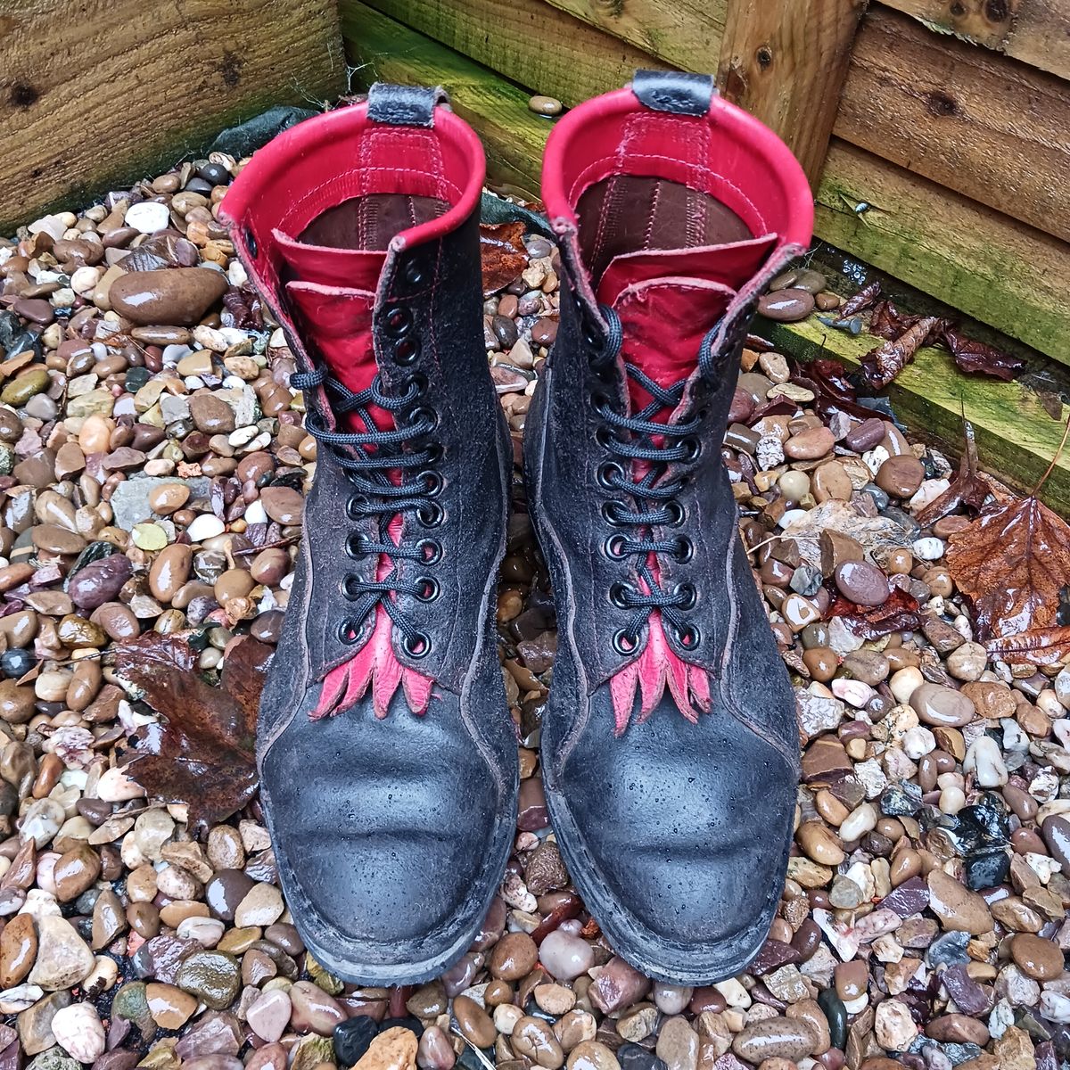 Photo by TheBeginnerBootMaker on December 5, 2023 of the Skin Stitches MK 1 in Horween Black Waxed Flesh.