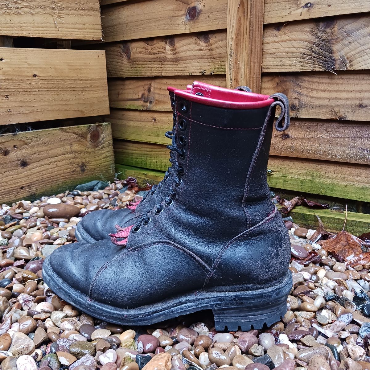 Photo by TheBeginnerBootMaker on December 5, 2023 of the Skin Stitches MK 1 in Horween Black Waxed Flesh.