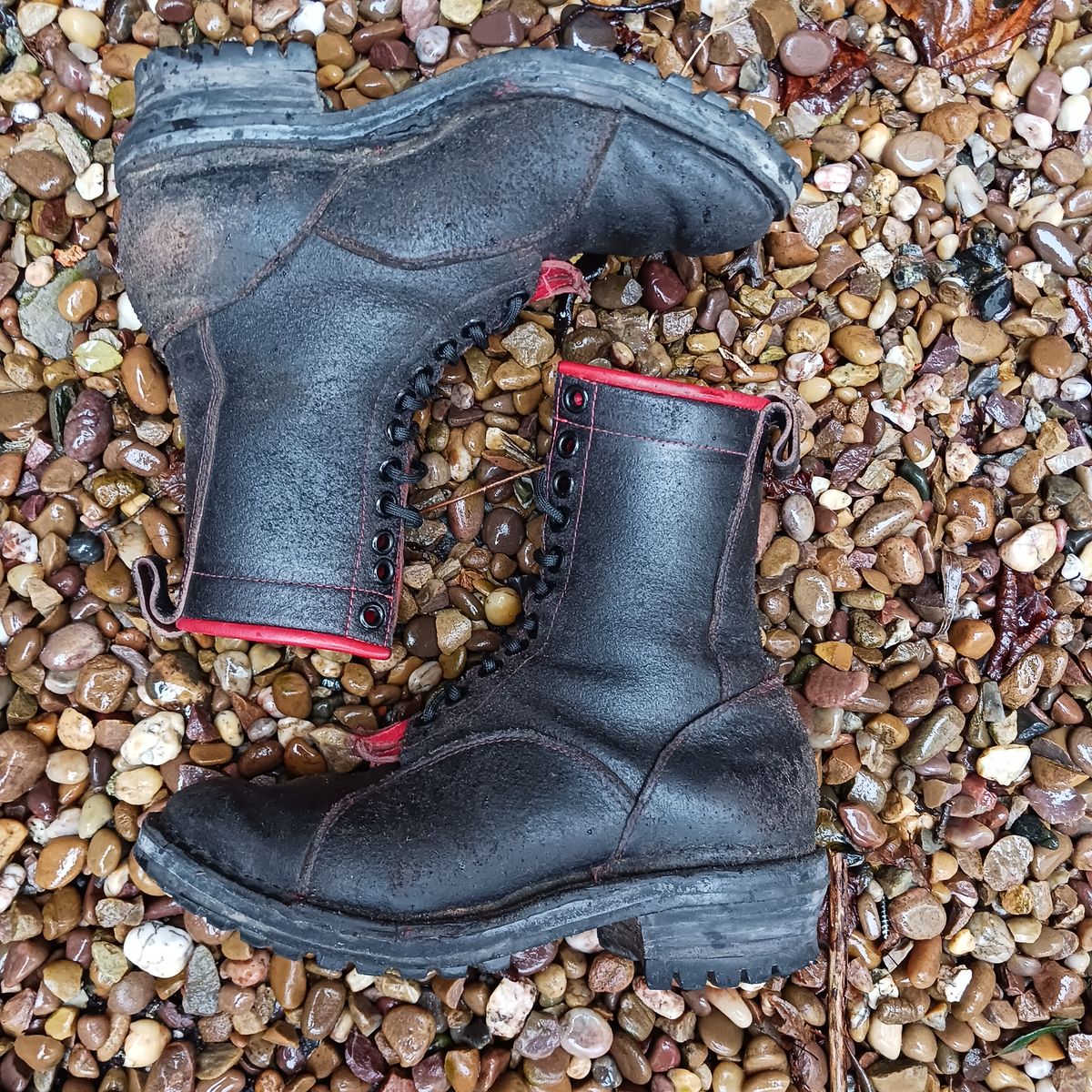 Photo by TheBeginnerBootMaker on December 5, 2023 of the Skin Stitches MK 1 in Horween Black Waxed Flesh.