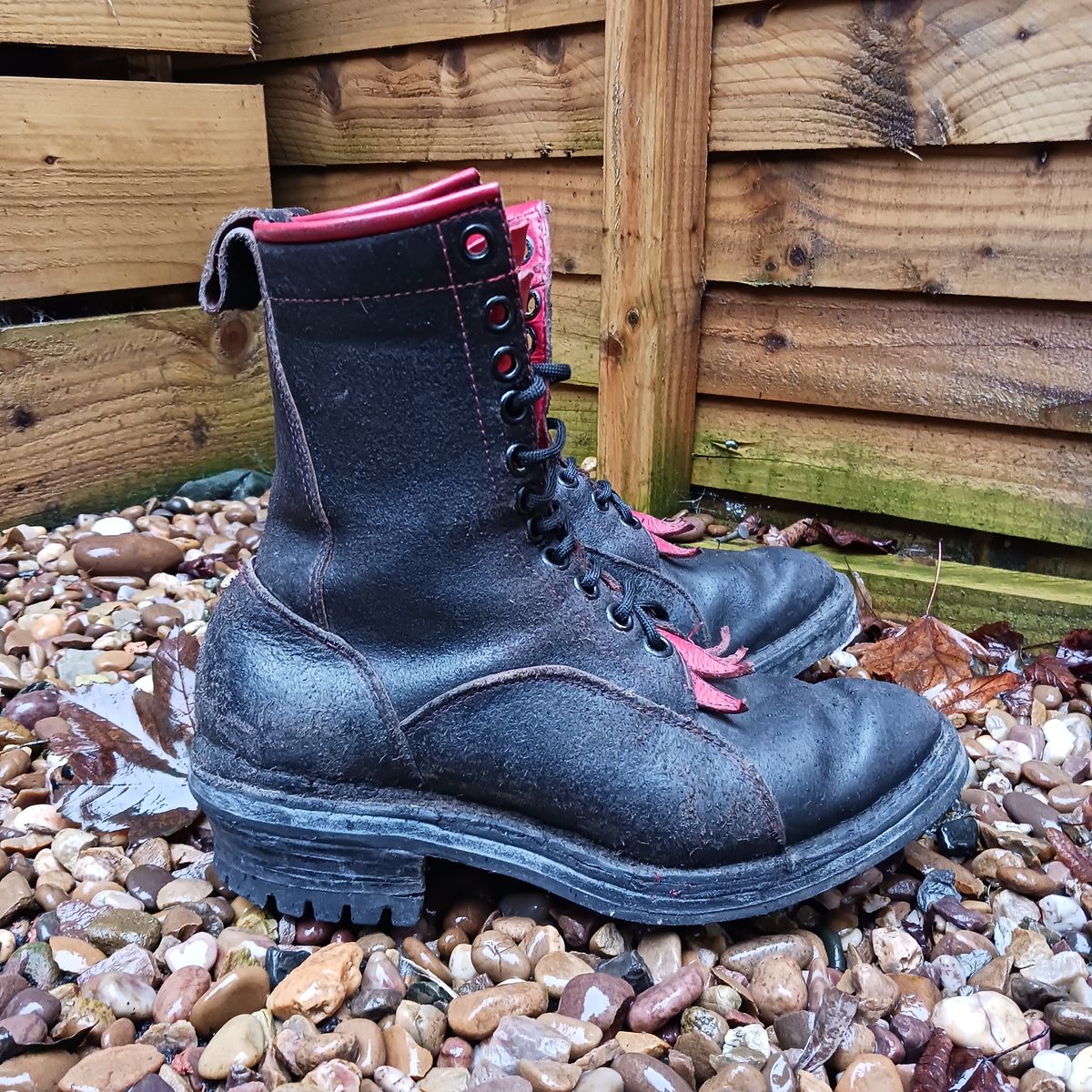 Photo by TheBeginnerBootMaker on December 5, 2023 of the Skin Stitches MK 1 in Horween Black Waxed Flesh.