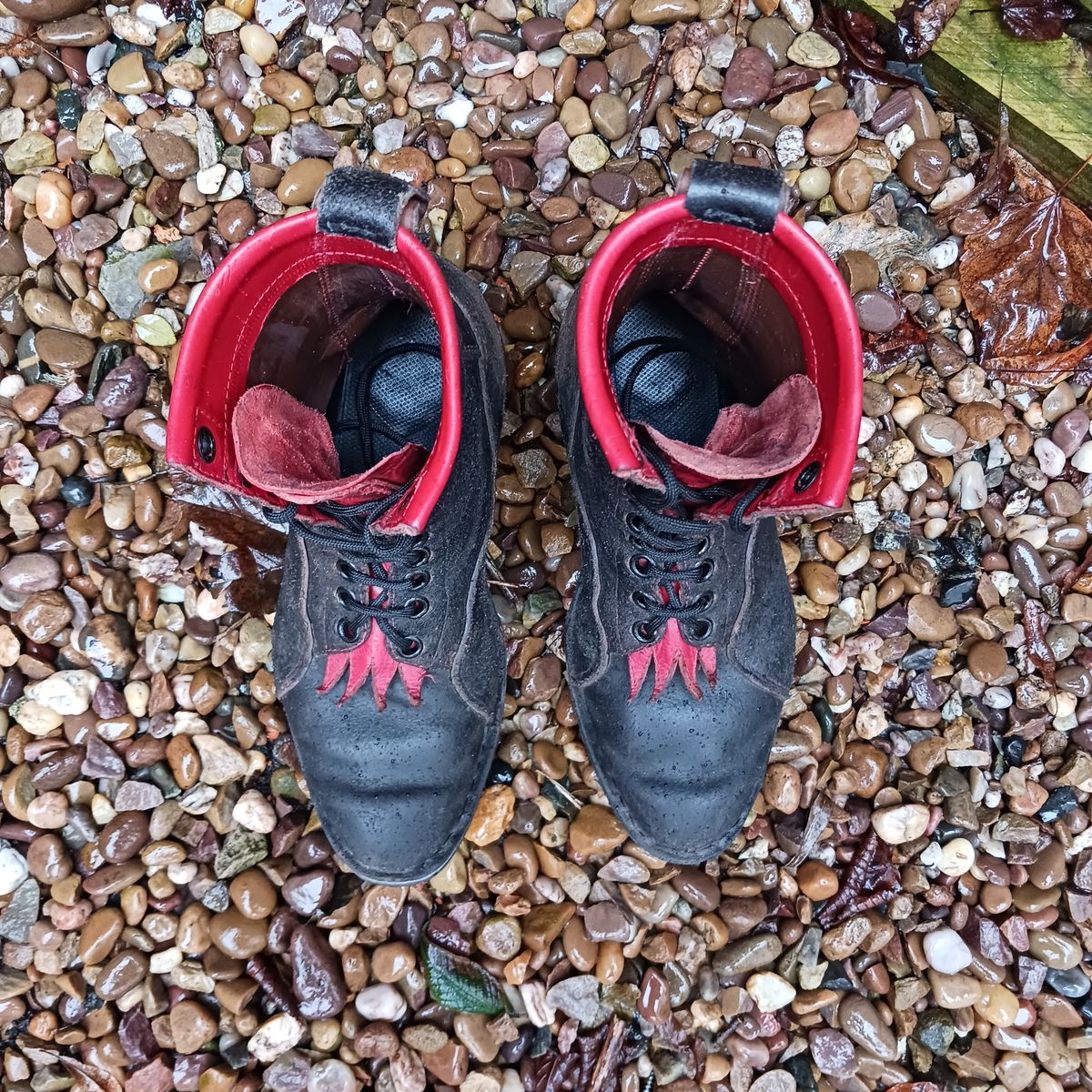 Photo by TheBeginnerBootMaker on December 5, 2023 of the Skin Stitches MK 1 in Horween Black Waxed Flesh.