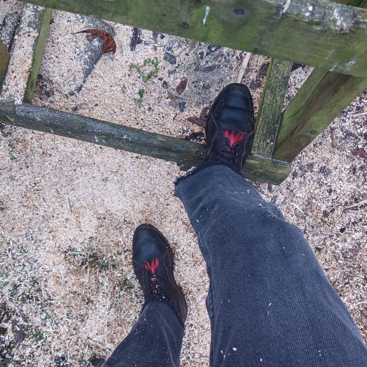 Photo by TheBeginnerBootMaker on December 19, 2023 of the Skin Stitches MK 1 in Horween Black Waxed Flesh.