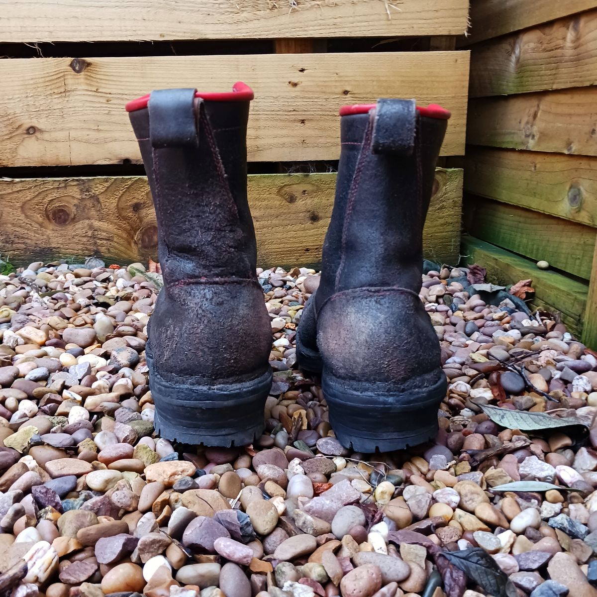 Photo by TheBeginnerBootMaker on January 4, 2024 of the Skin Stitches MK 1 in Horween Black Waxed Flesh.