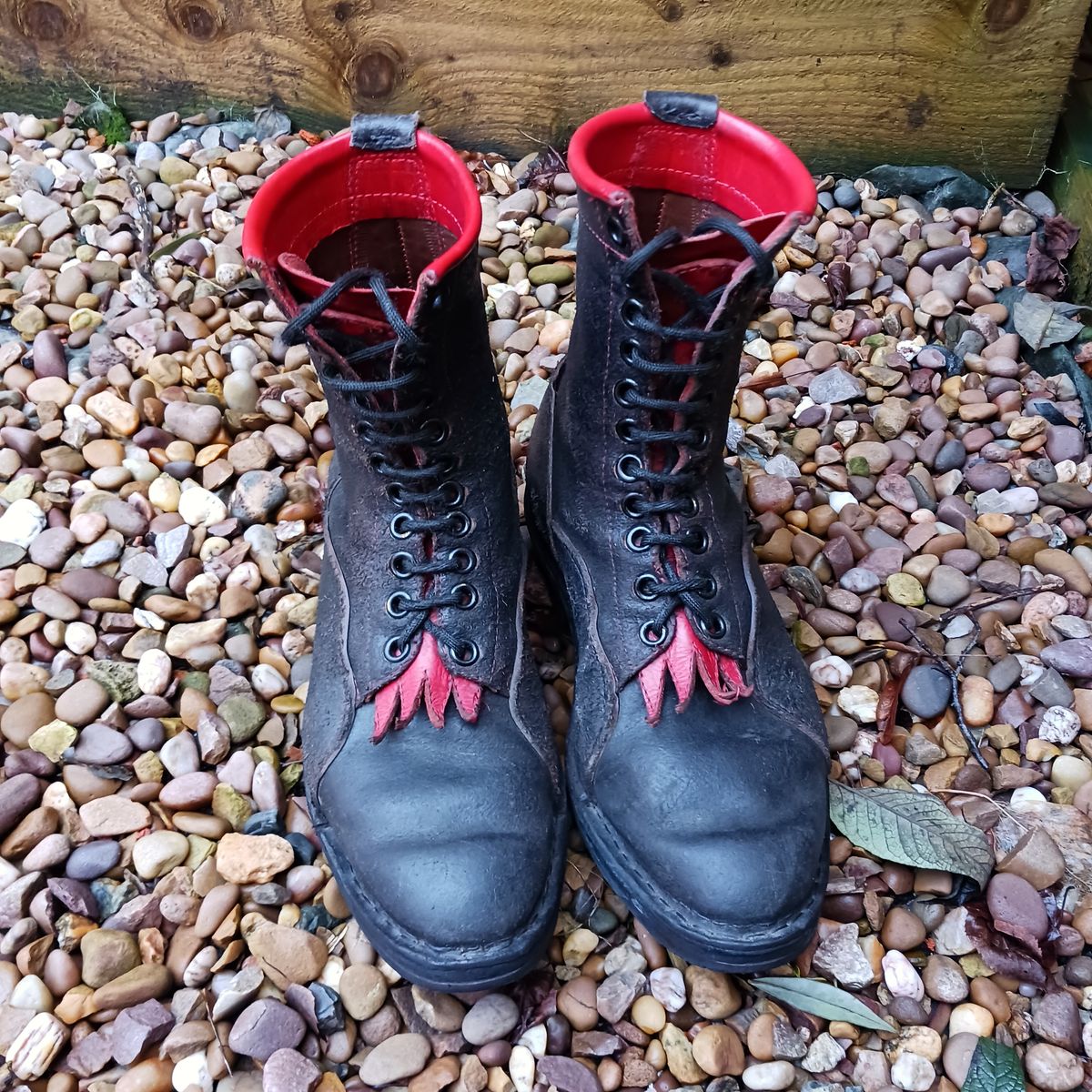 Photo by TheBeginnerBootMaker on January 4, 2024 of the Skin Stitches MK 1 in Horween Black Waxed Flesh.