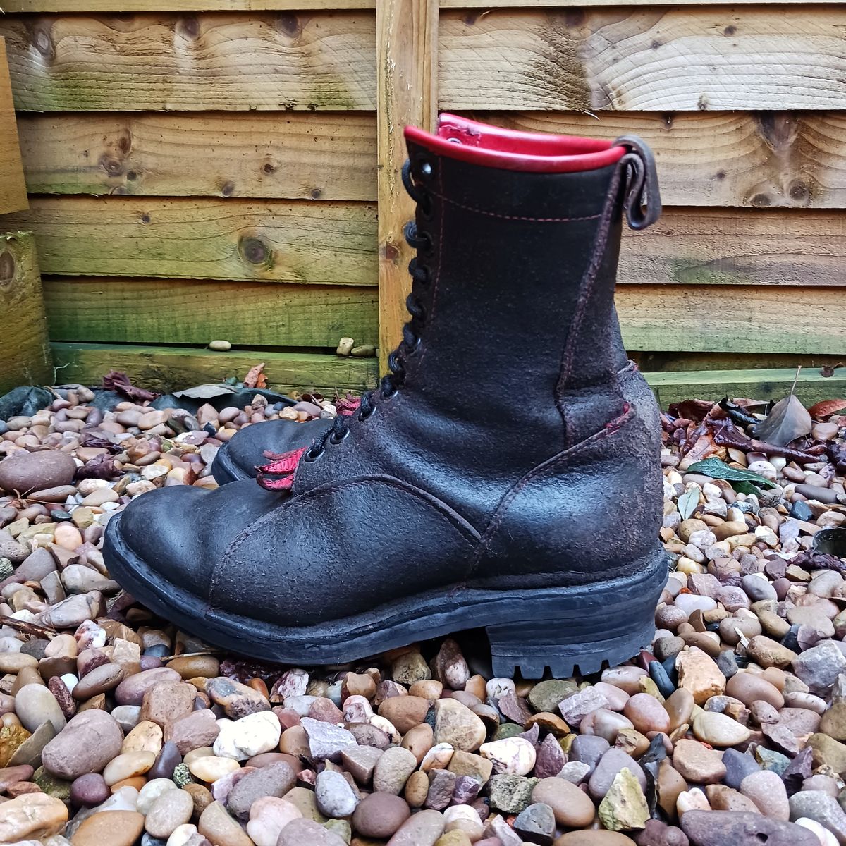 Photo by TheBeginnerBootMaker on January 4, 2024 of the Skin Stitches MK 1 in Horween Black Waxed Flesh.