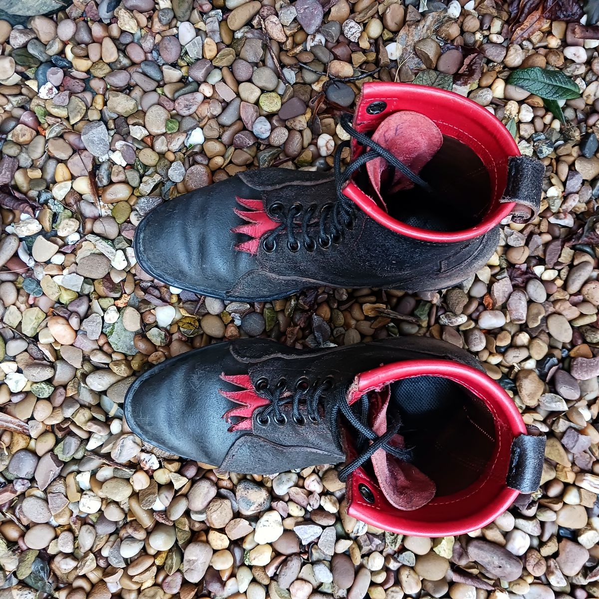 Photo by TheBeginnerBootMaker on January 4, 2024 of the Skin Stitches MK 1 in Horween Black Waxed Flesh.