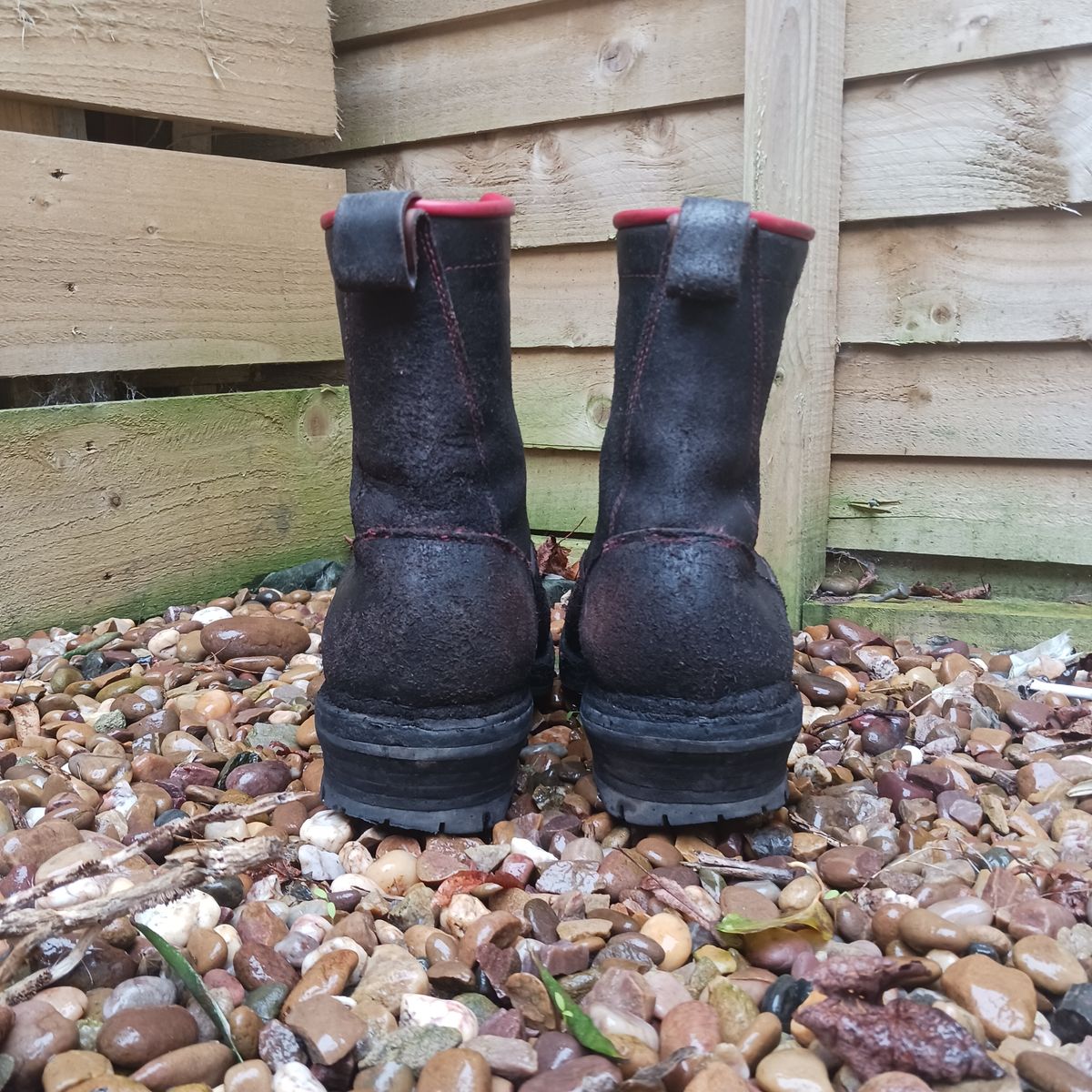 Photo by TheBeginnerBootMaker on February 4, 2024 of the Skin Stitches MK 1 in Horween Black Waxed Flesh.