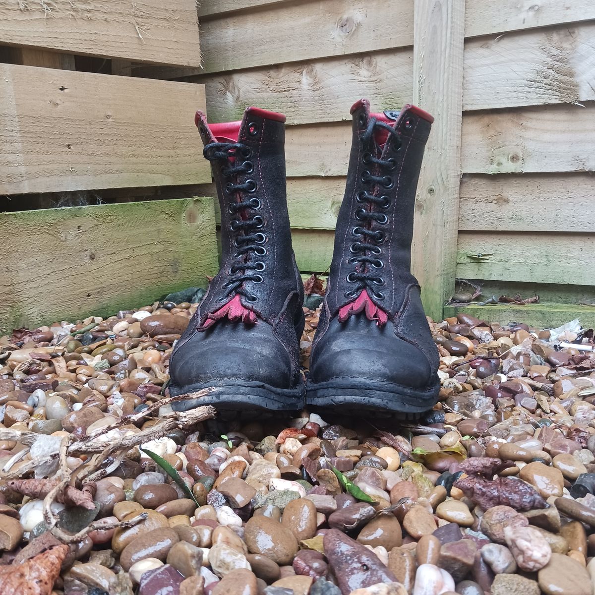 Photo by TheBeginnerBootMaker on February 4, 2024 of the Skin Stitches MK 1 in Horween Black Waxed Flesh.