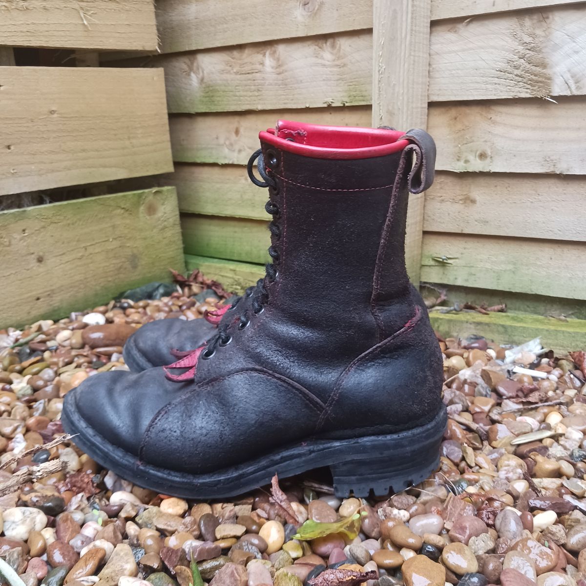 Photo by TheBeginnerBootMaker on February 4, 2024 of the Skin Stitches MK 1 in Horween Black Waxed Flesh.