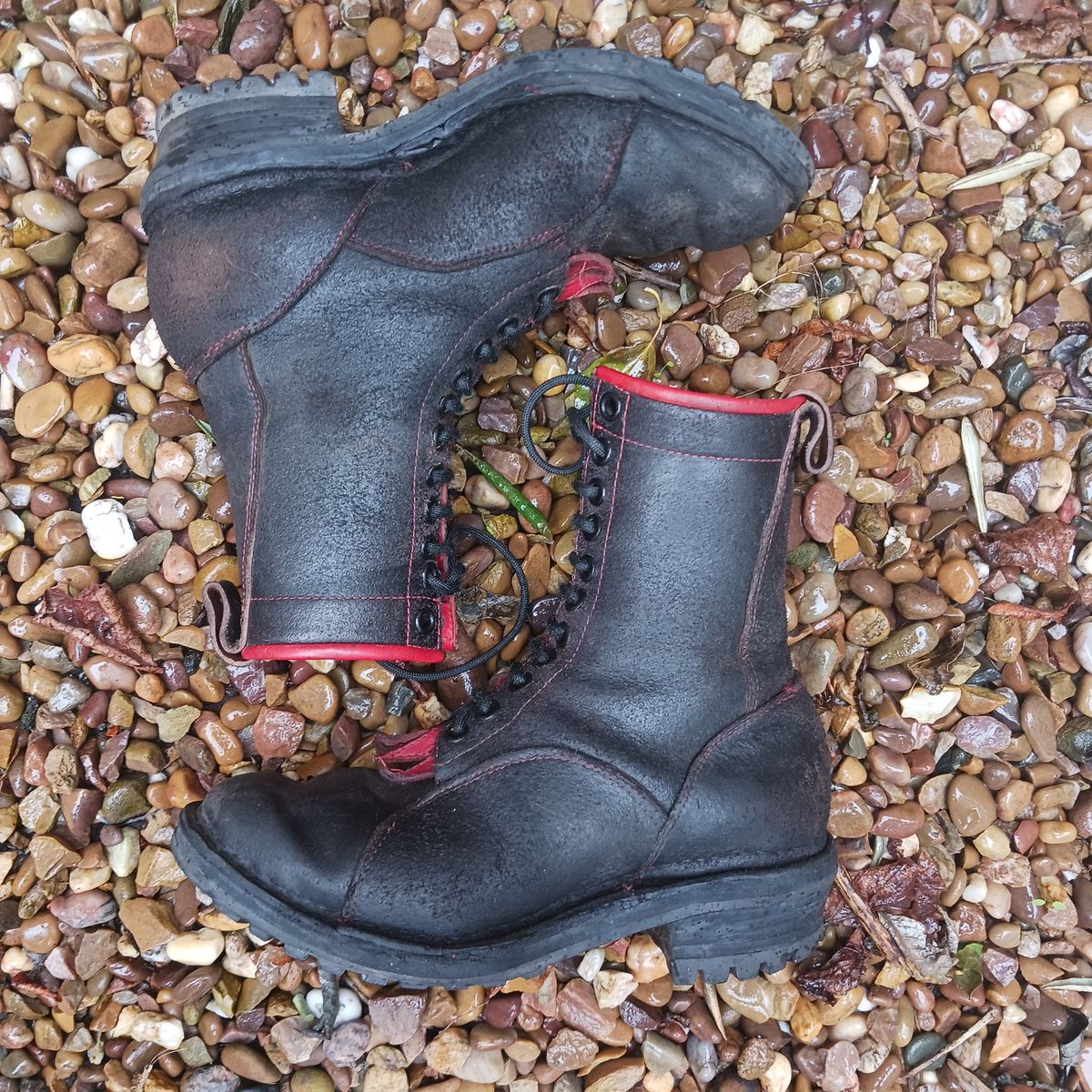 Photo by TheBeginnerBootMaker on February 4, 2024 of the Skin Stitches MK 1 in Horween Black Waxed Flesh.