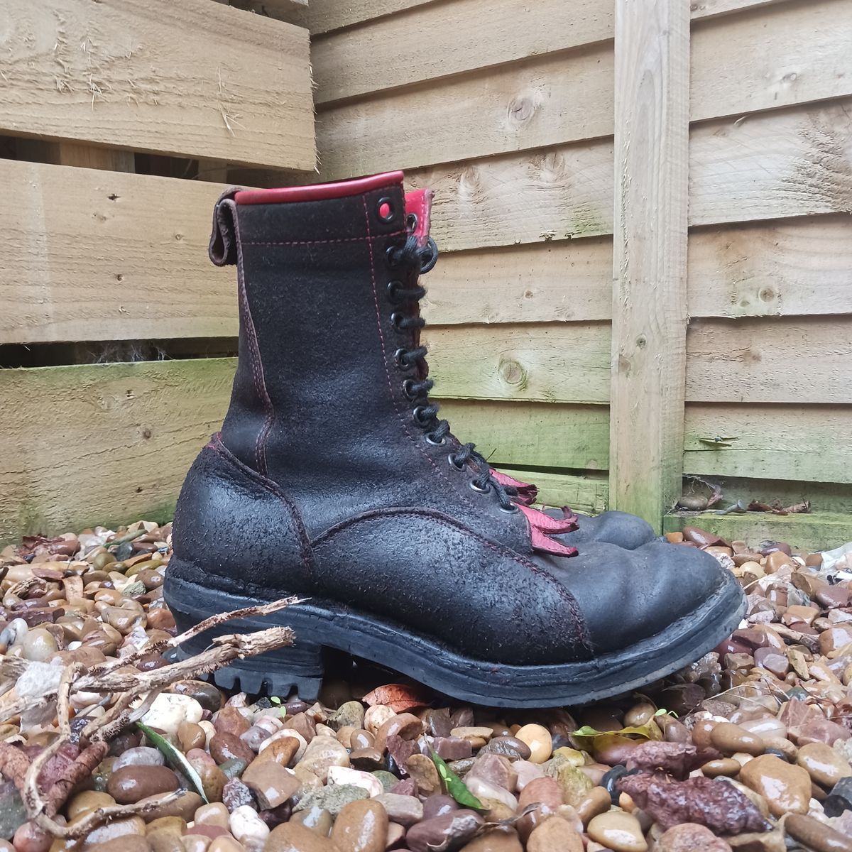 Photo by TheBeginnerBootMaker on February 4, 2024 of the Skin Stitches MK 1 in Horween Black Waxed Flesh.