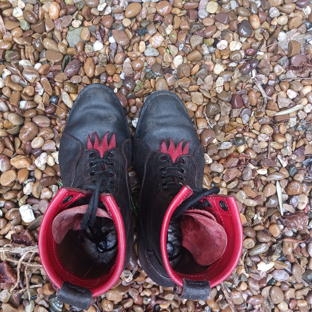 Photo by TheBeginnerBootMaker on February 4, 2024 of the Skin Stitches MK 1 in Horween Black Waxed Flesh.