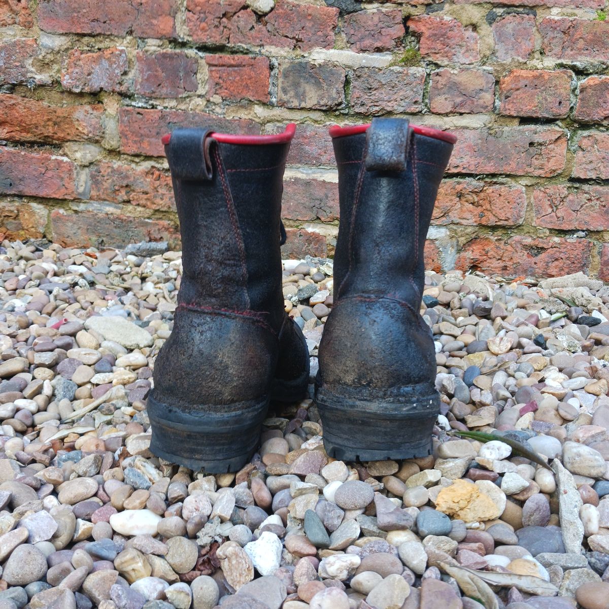 Photo by TheBeginnerBootMaker on March 4, 2024 of the Skin Stitches MK 1 in Horween Black Waxed Flesh.