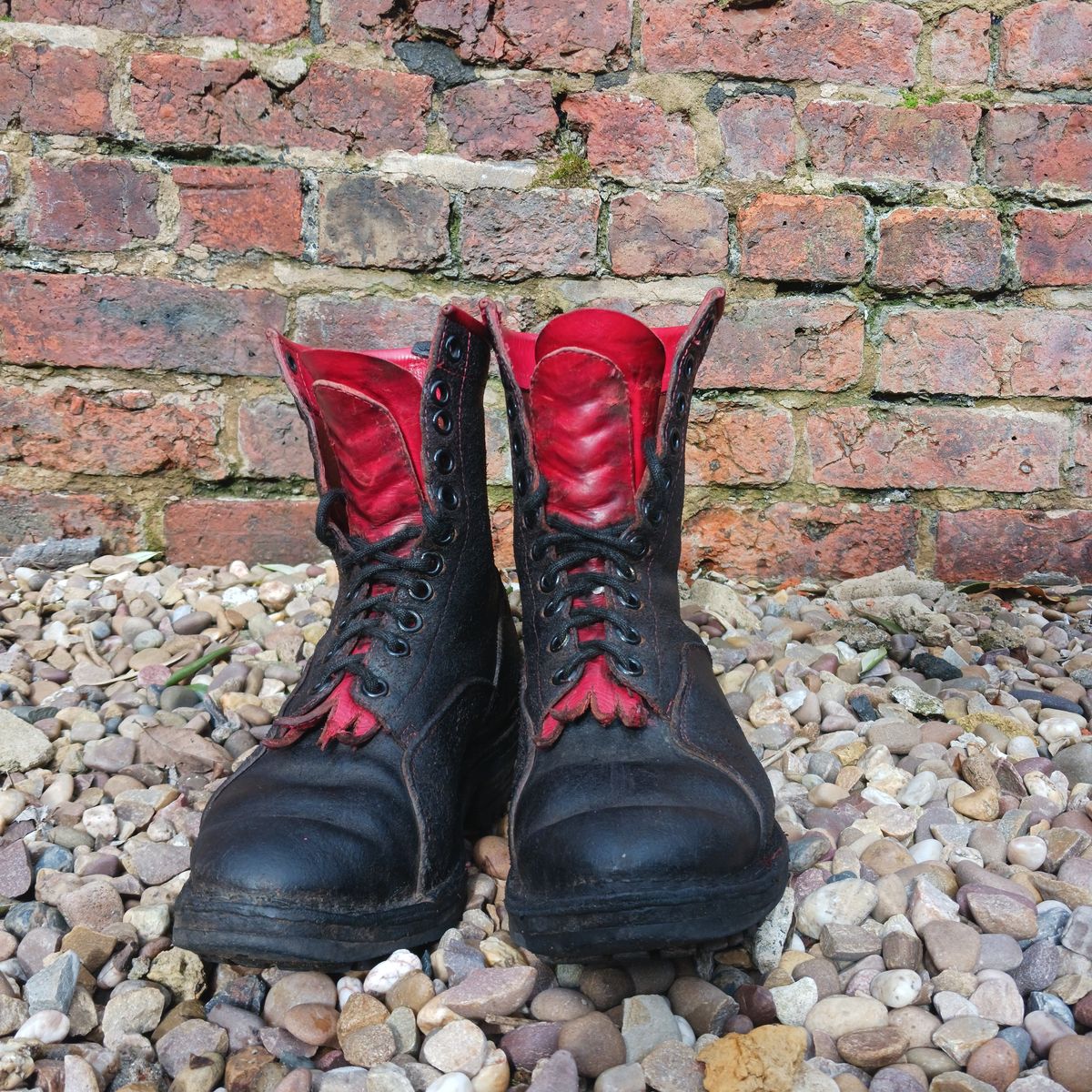 Photo by TheBeginnerBootMaker on March 4, 2024 of the Skin Stitches MK 1 in Horween Black Waxed Flesh.