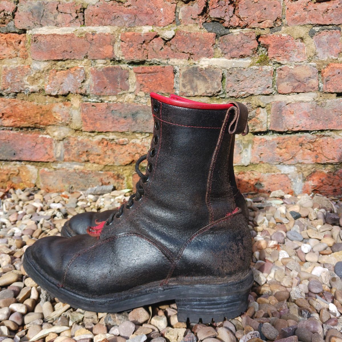 Photo by TheBeginnerBootMaker on March 4, 2024 of the Skin Stitches MK 1 in Horween Black Waxed Flesh.