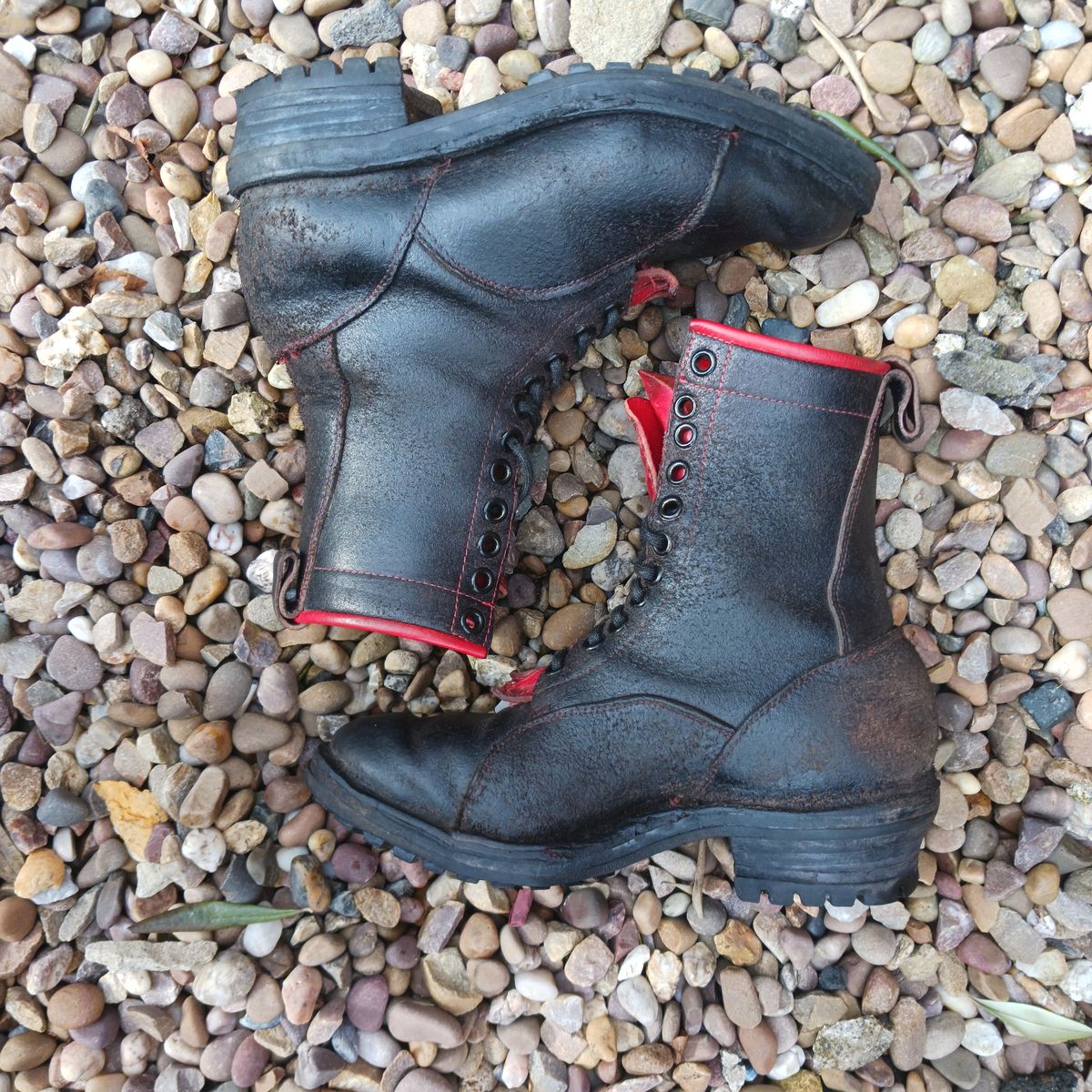 Photo by TheBeginnerBootMaker on March 4, 2024 of the Skin Stitches MK 1 in Horween Black Waxed Flesh.