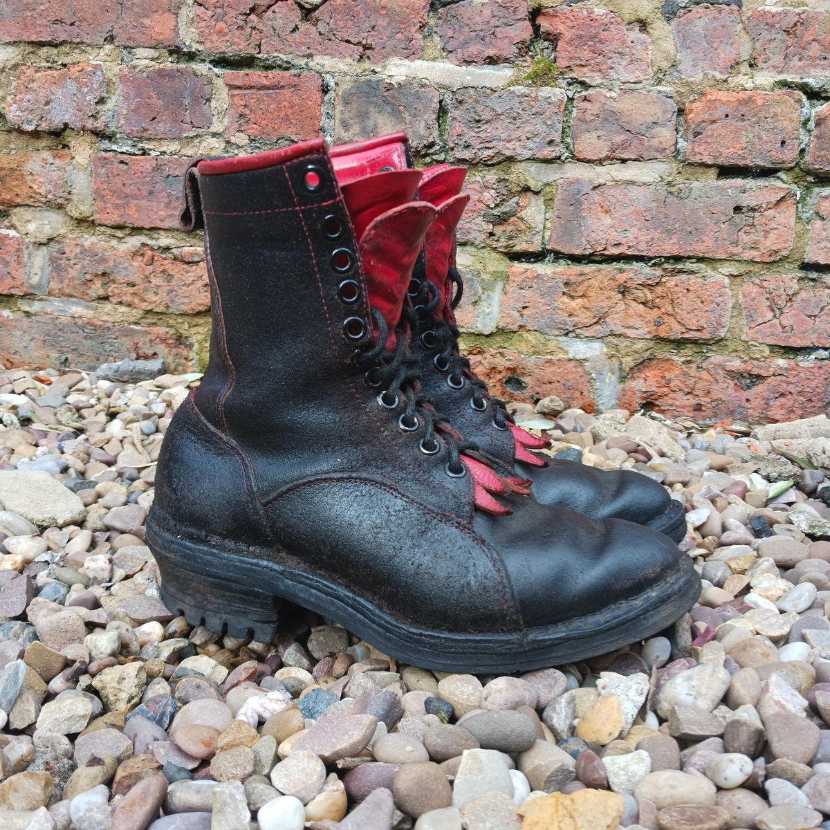 Photo by TheBeginnerBootMaker on March 4, 2024 of the Skin Stitches MK 1 in Horween Black Waxed Flesh.