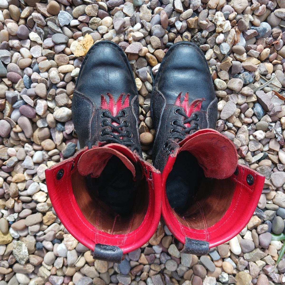 Photo by TheBeginnerBootMaker on March 4, 2024 of the Skin Stitches MK 1 in Horween Black Waxed Flesh.