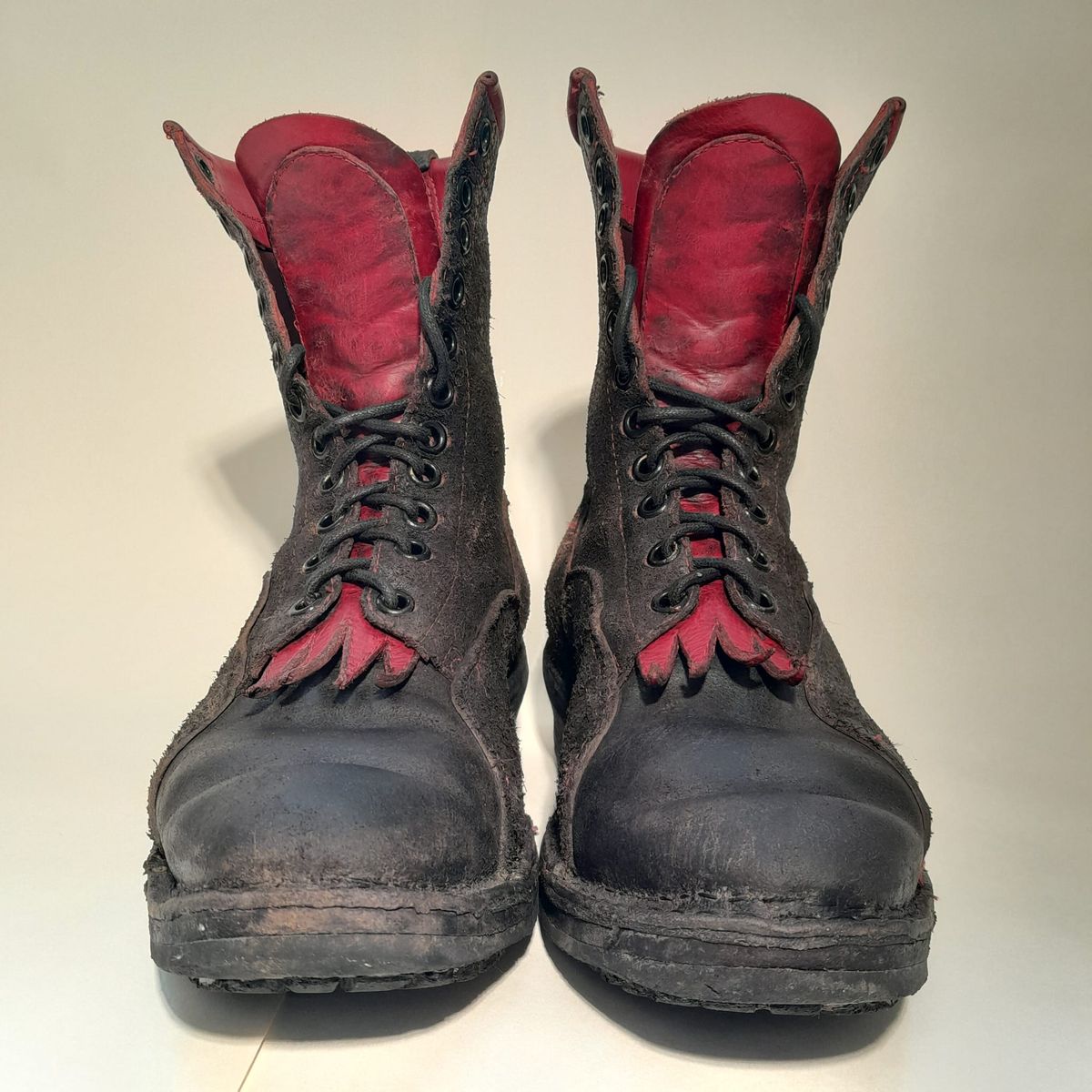 Photo by TheBeginnerBootMaker on April 5, 2024 of the Skin Stitches MK 1 in Horween Black Waxed Flesh.