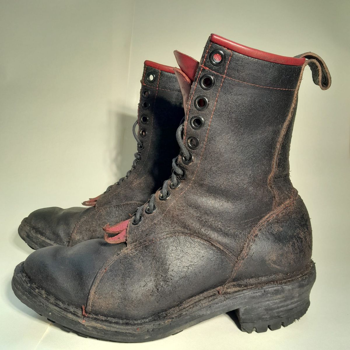 Photo by TheBeginnerBootMaker on April 5, 2024 of the Skin Stitches MK 1 in Horween Black Waxed Flesh.