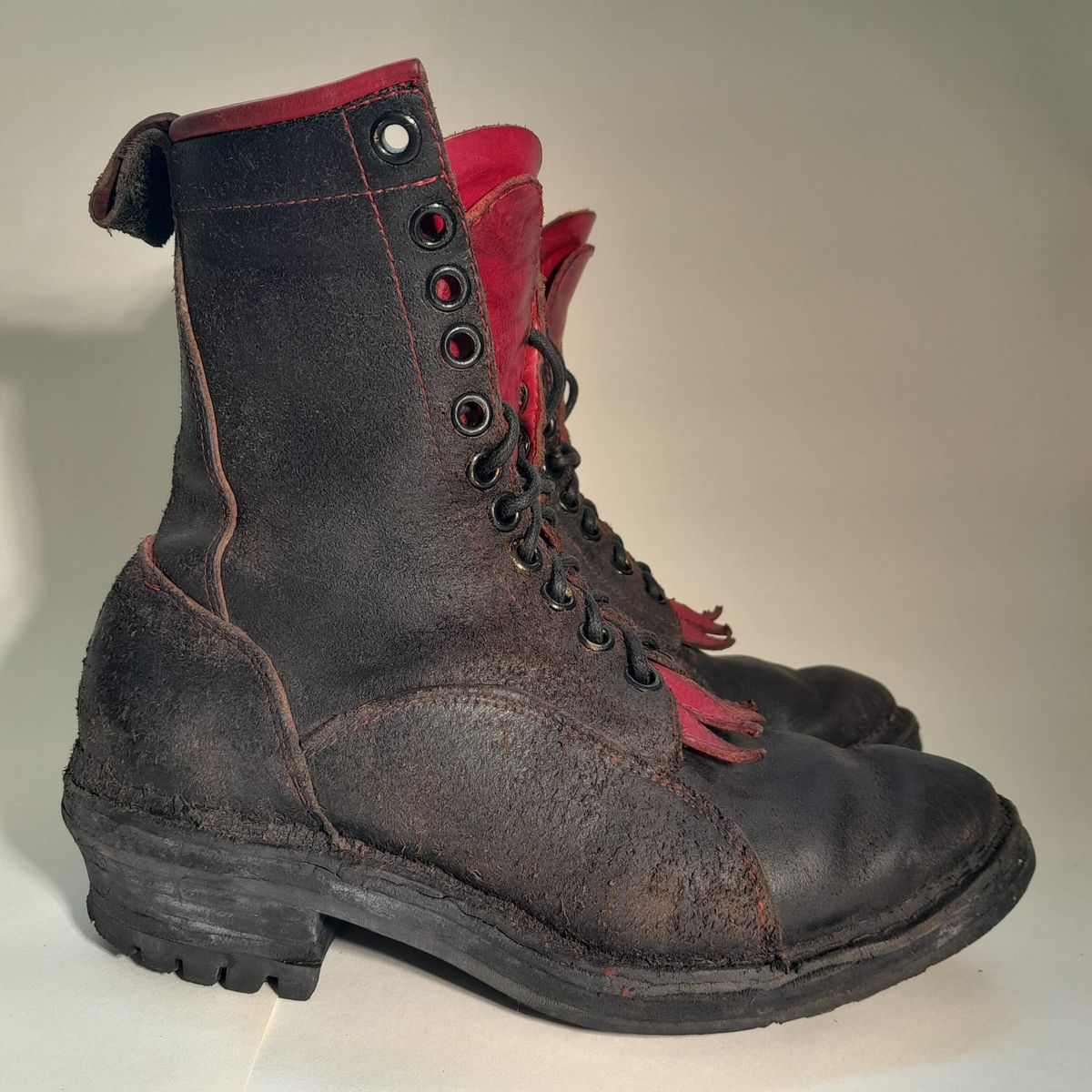 Photo by TheBeginnerBootMaker on April 5, 2024 of the Skin Stitches MK 1 in Horween Black Waxed Flesh.