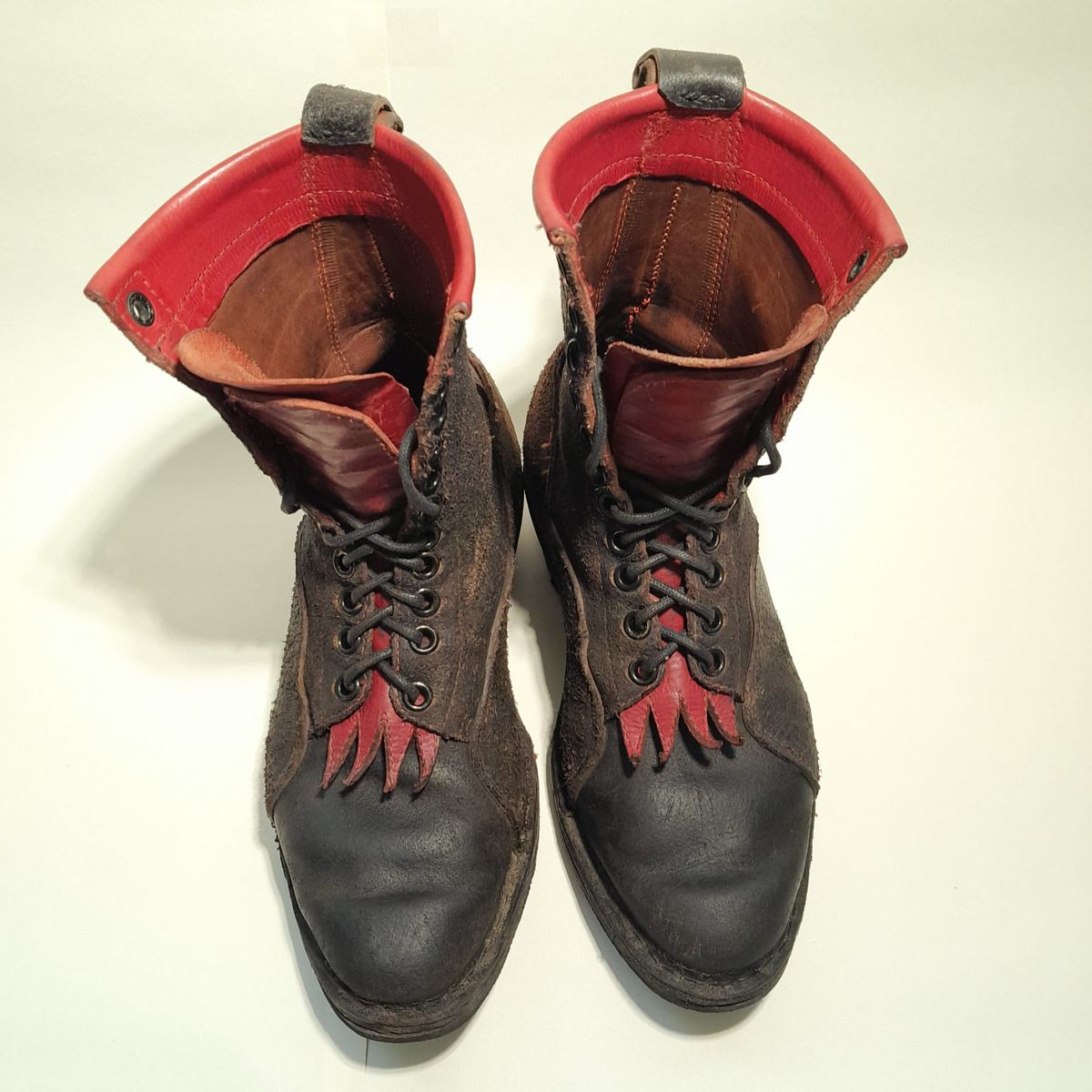 Photo by TheBeginnerBootMaker on April 5, 2024 of the Skin Stitches MK 1 in Horween Black Waxed Flesh.