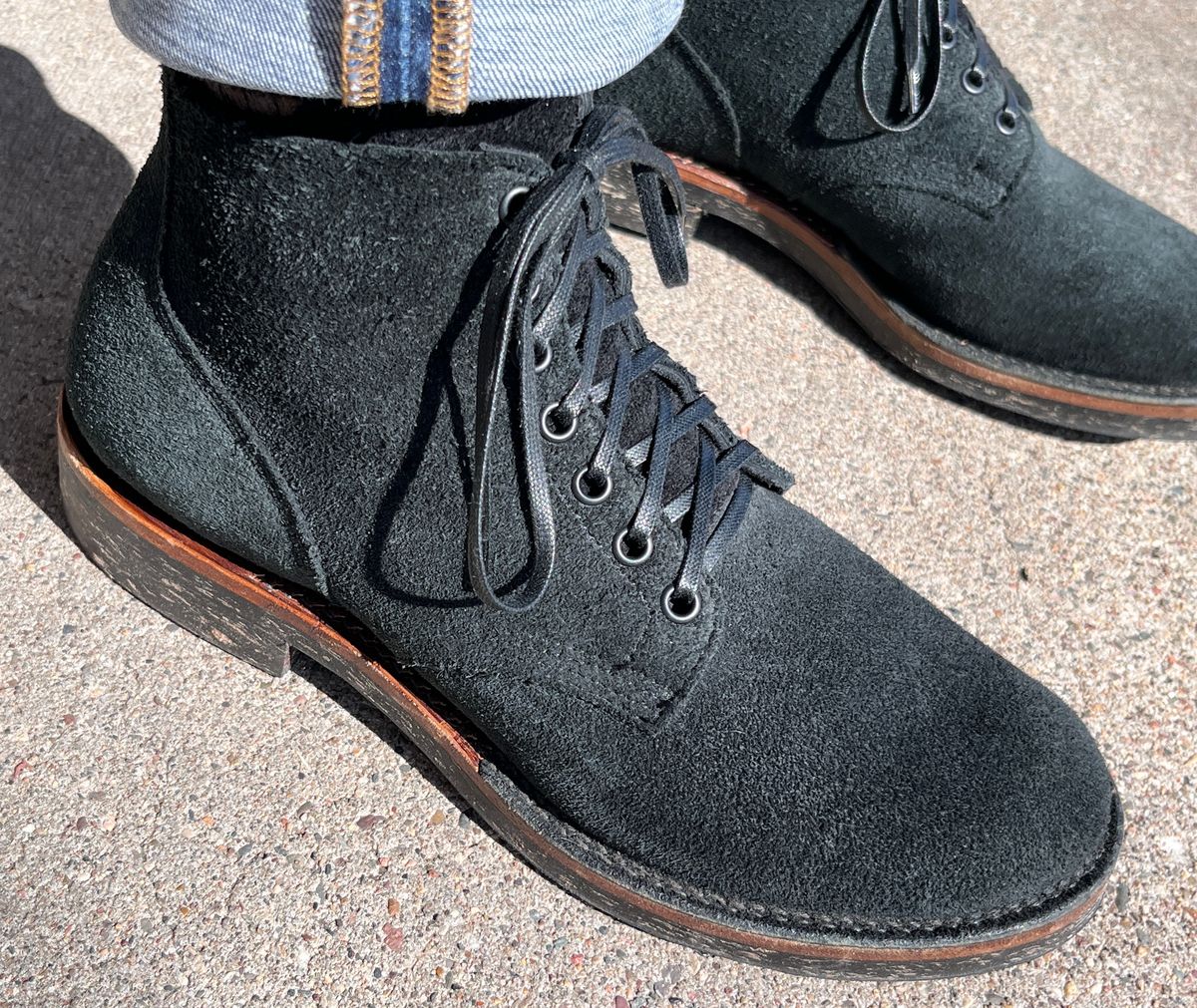 Photo by steverinde on March 22, 2025 of the Viberg Boondocker in Horween Charcoal Chamois Roughout.