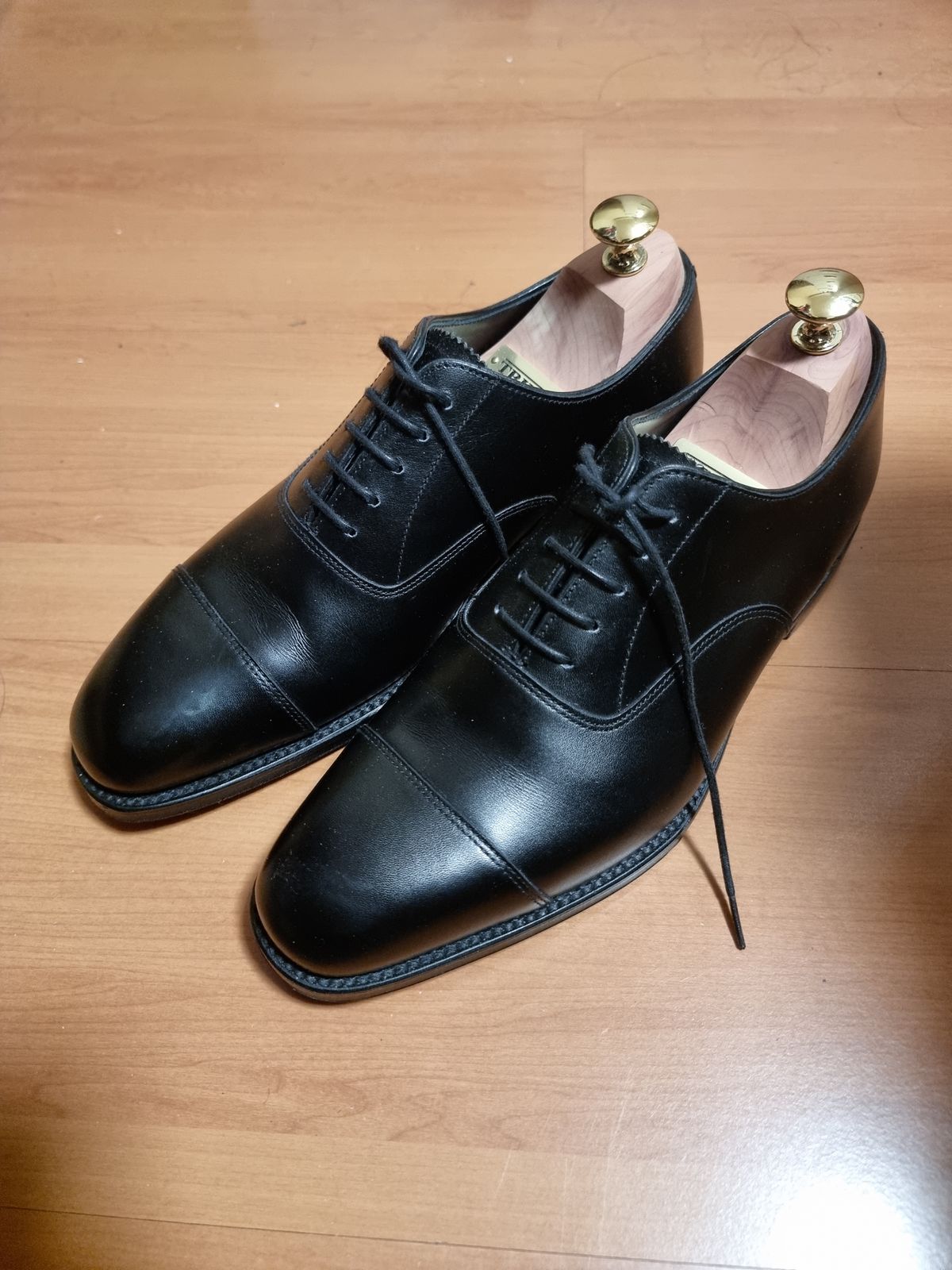 Photo by jelloshots on September 5, 2023 of the Loake Aldwych Toe-Cap Oxford in Unknown Material.