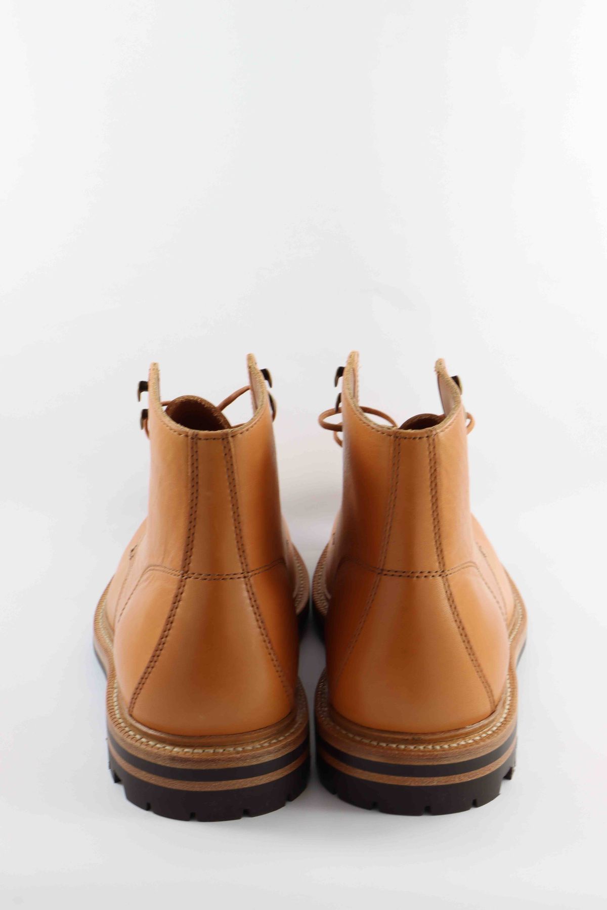 Photo by onthedogwatch on October 2, 2022 of the Grant Stone Brass Boot in Horween Natural Essex.