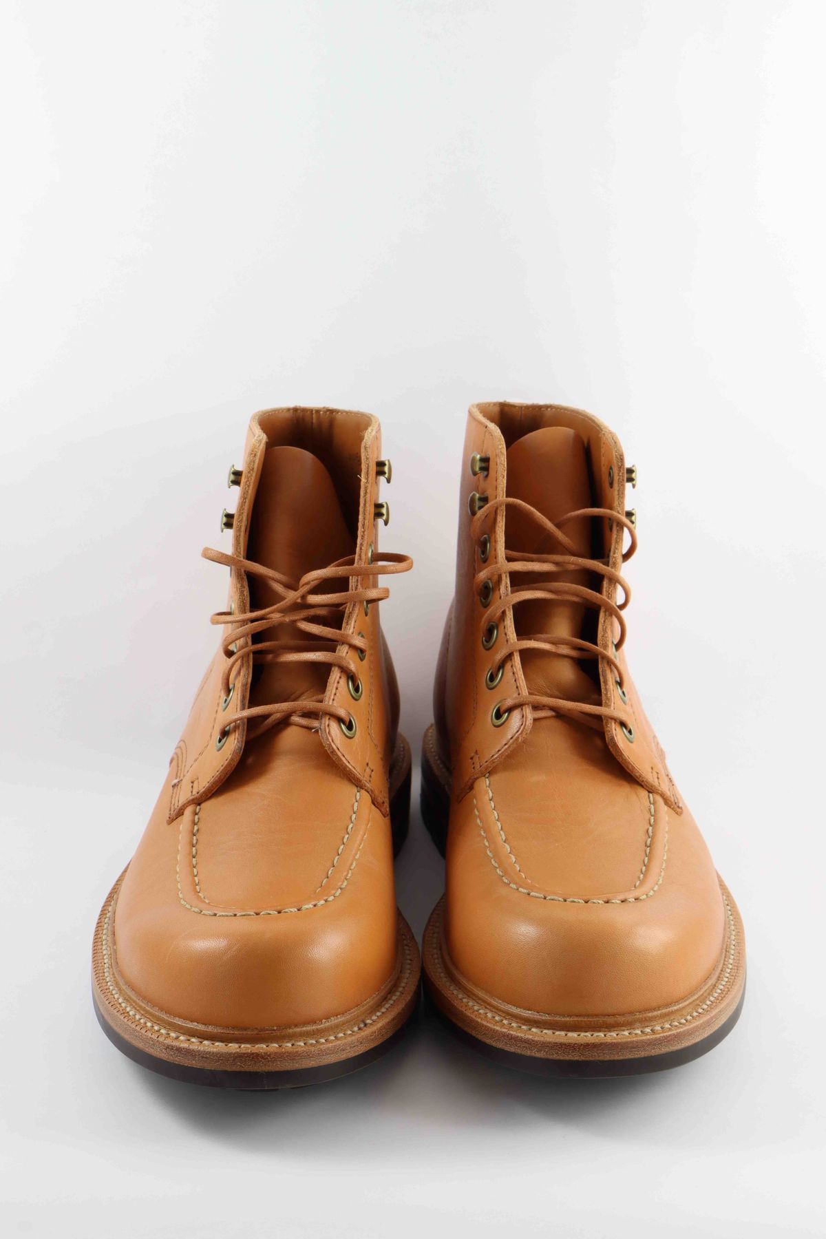 Photo by onthedogwatch on October 2, 2022 of the Grant Stone Brass Boot in Horween Natural Essex.