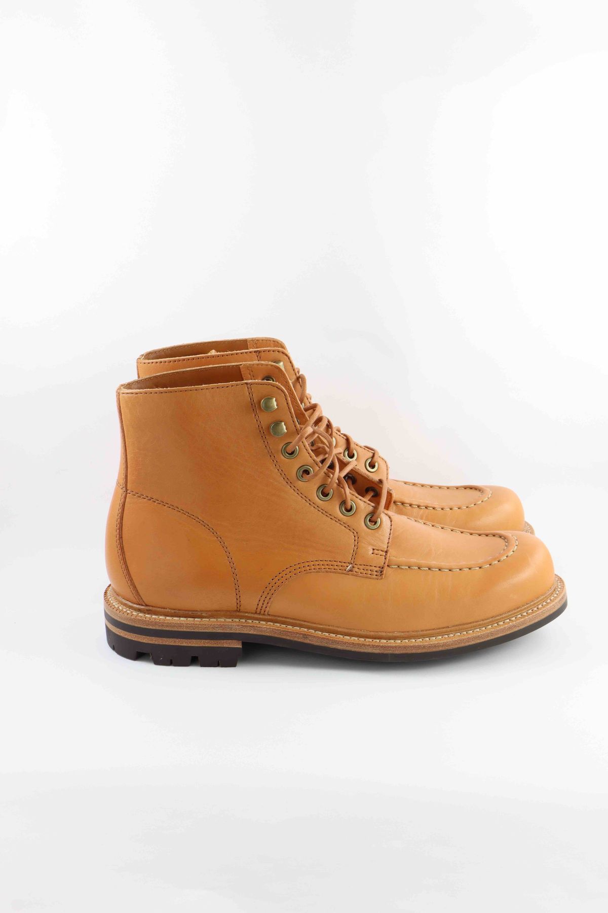 Photo by onthedogwatch on October 2, 2022 of the Grant Stone Brass Boot in Horween Natural Essex.