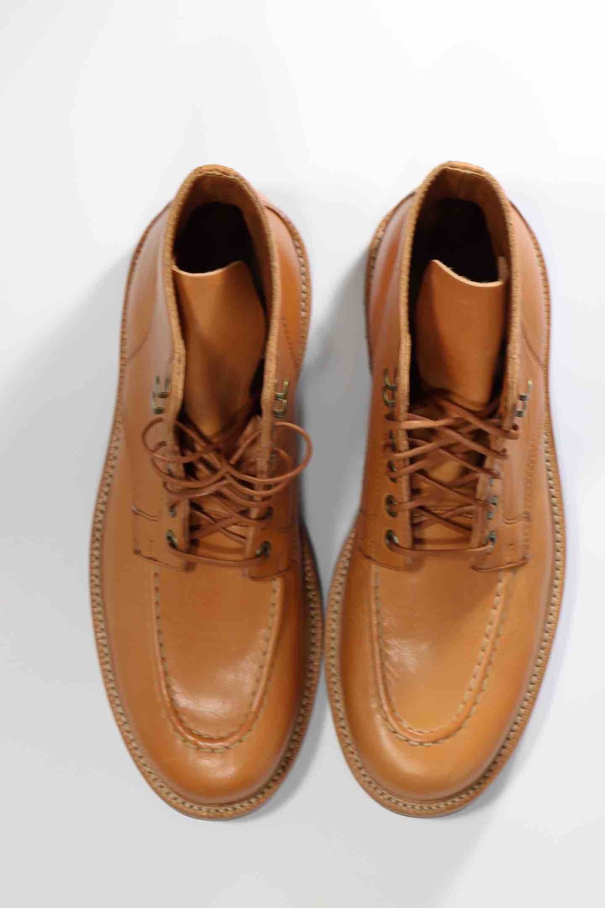 Photo by onthedogwatch on October 2, 2022 of the Grant Stone Brass Boot in Horween Natural Essex.