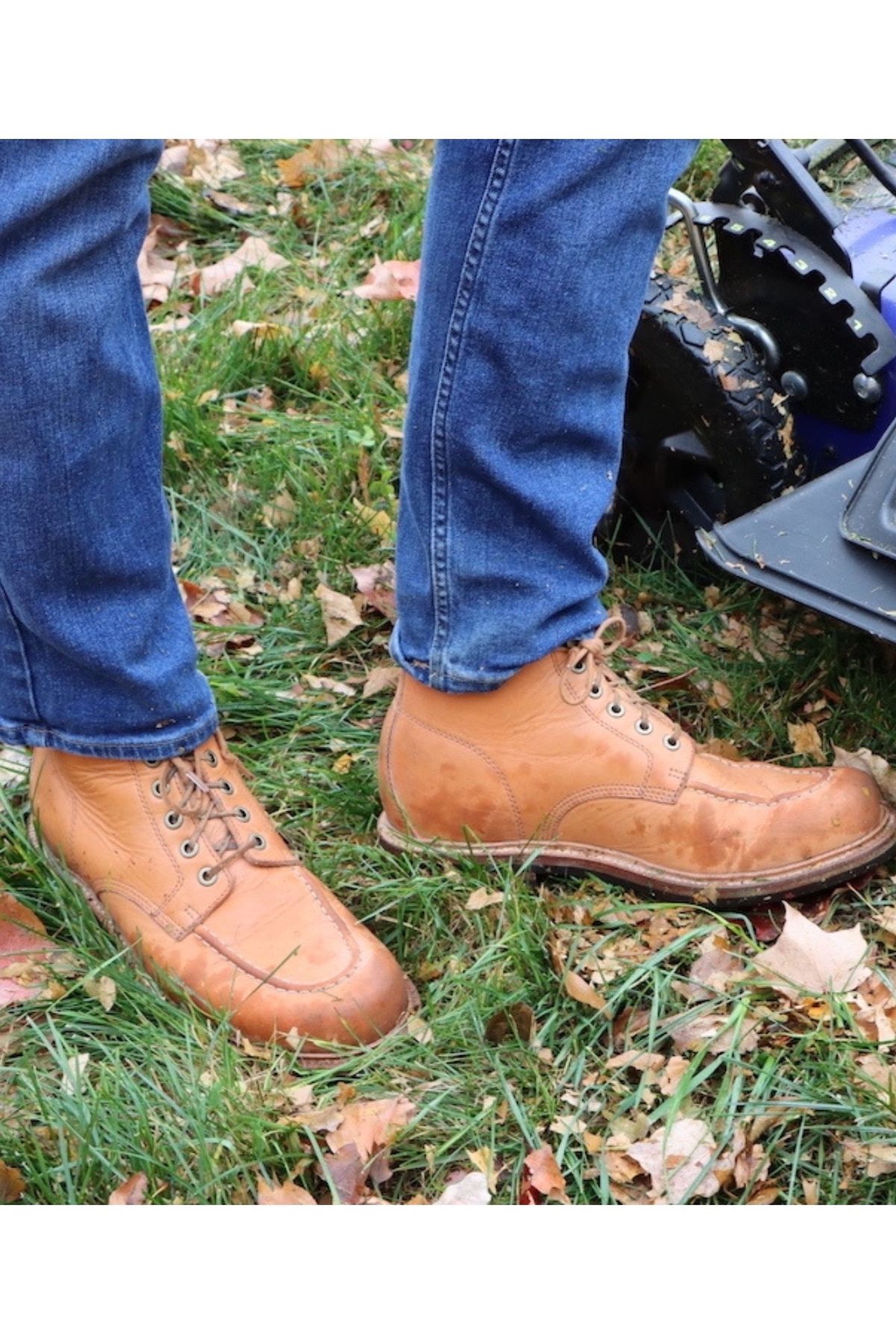 Photo by onthedogwatch on November 6, 2022 of the Grant Stone Brass Boot in Horween Natural Essex.
