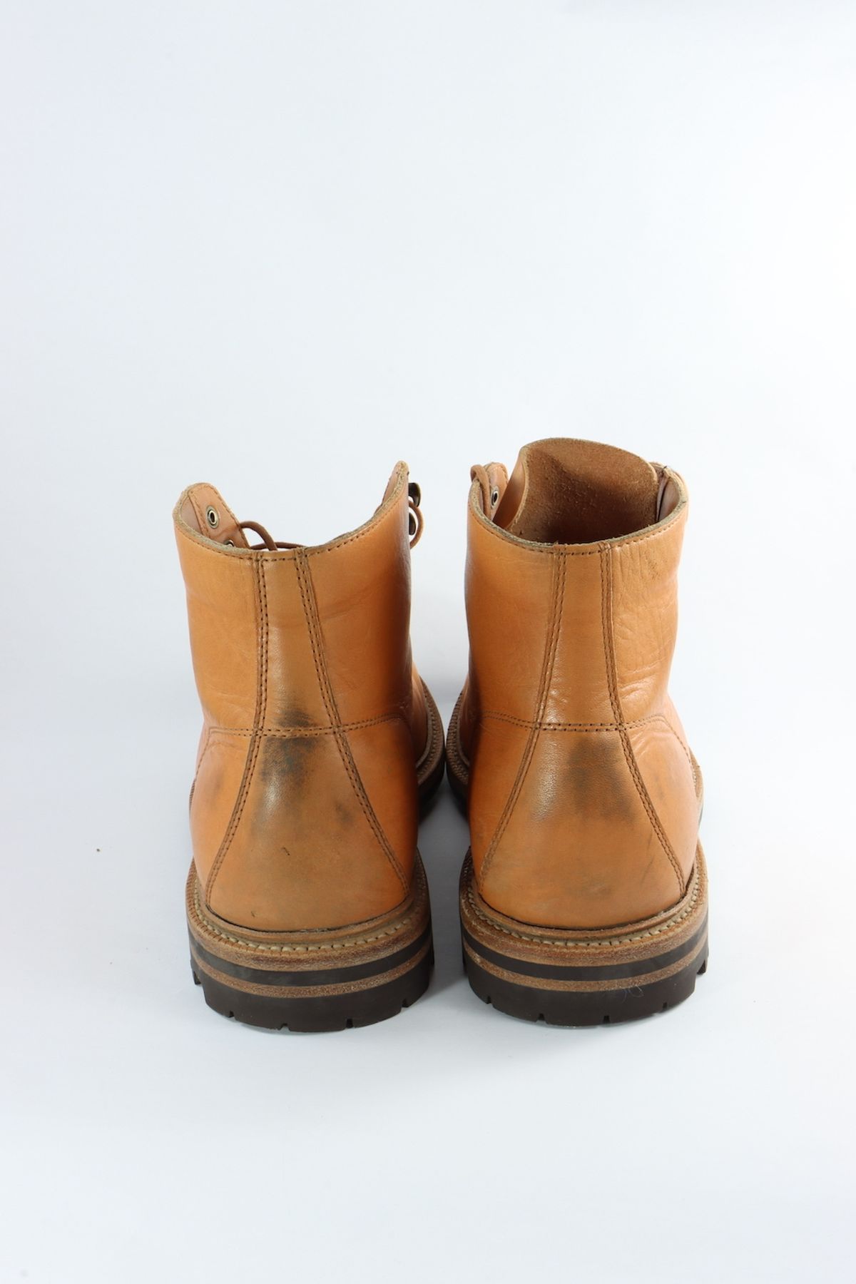 Photo by onthedogwatch on November 6, 2022 of the Grant Stone Brass Boot in Horween Natural Essex.