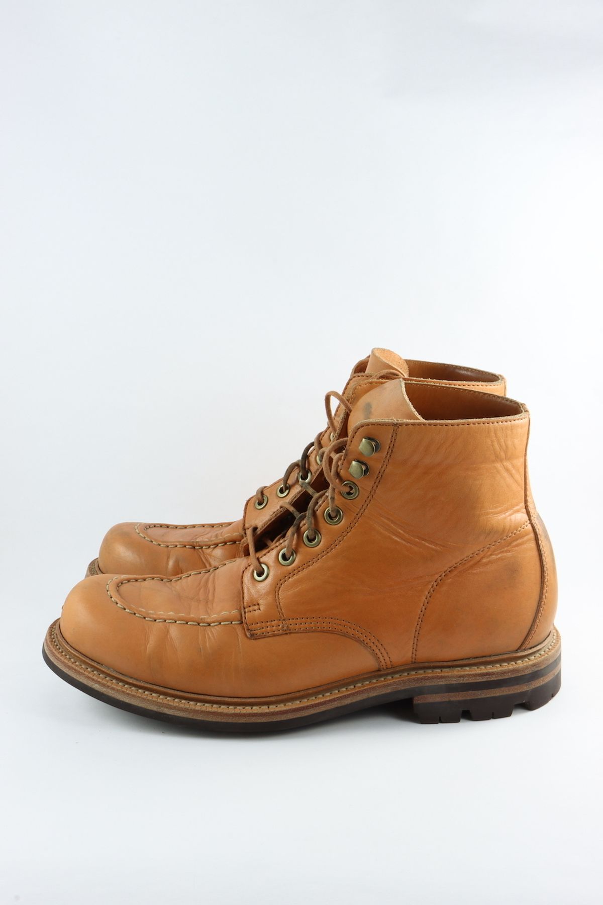 Photo by onthedogwatch on November 6, 2022 of the Grant Stone Brass Boot in Horween Natural Essex.