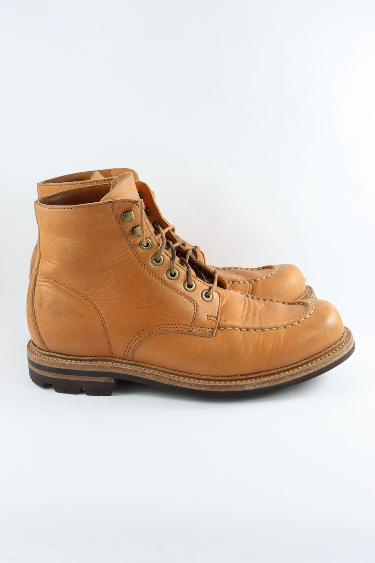 Photo by onthedogwatch on November 6, 2022 of the Grant Stone Brass Boot in Horween Natural Essex.