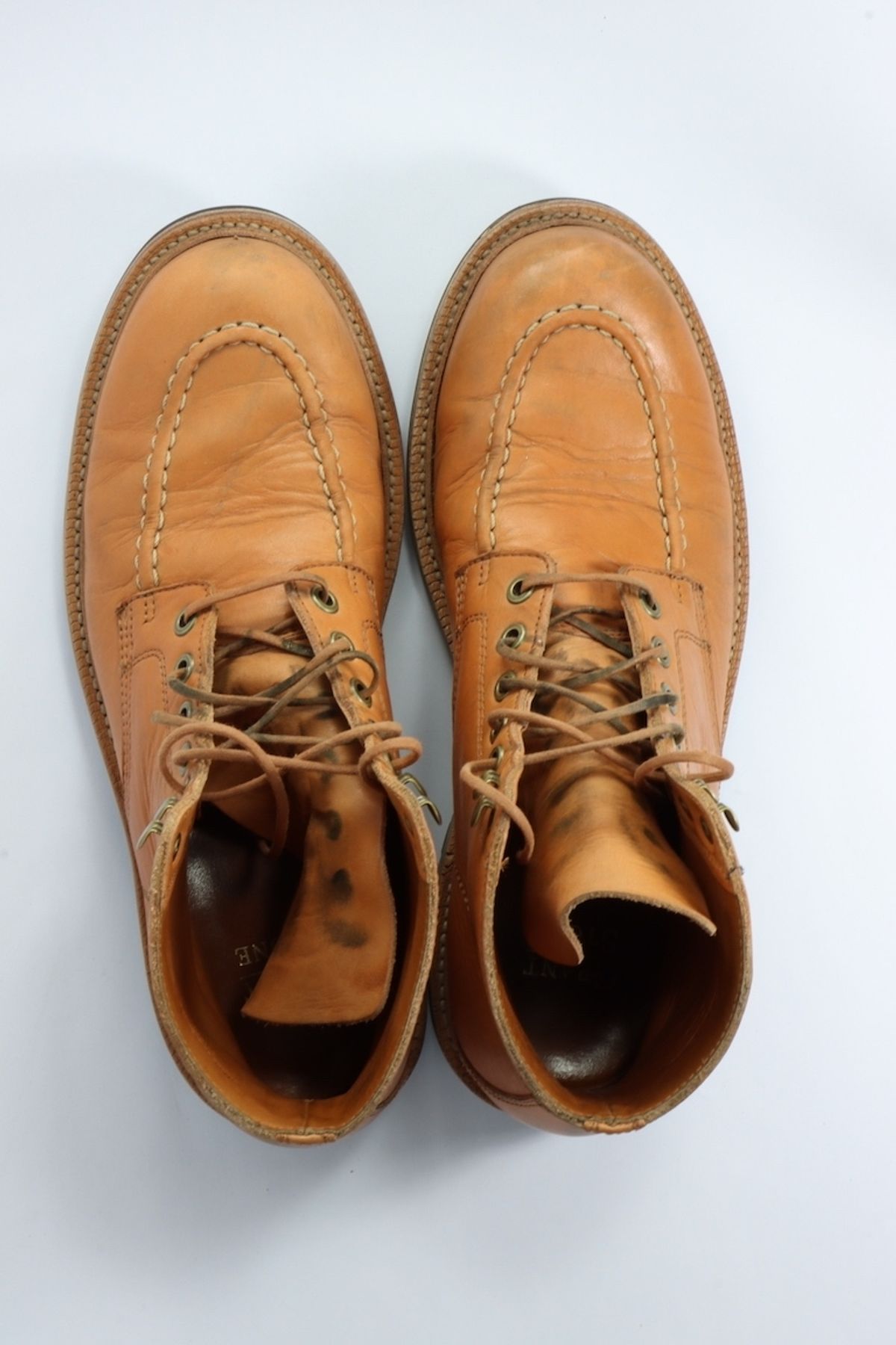 Photo by onthedogwatch on November 6, 2022 of the Grant Stone Brass Boot in Horween Natural Essex.