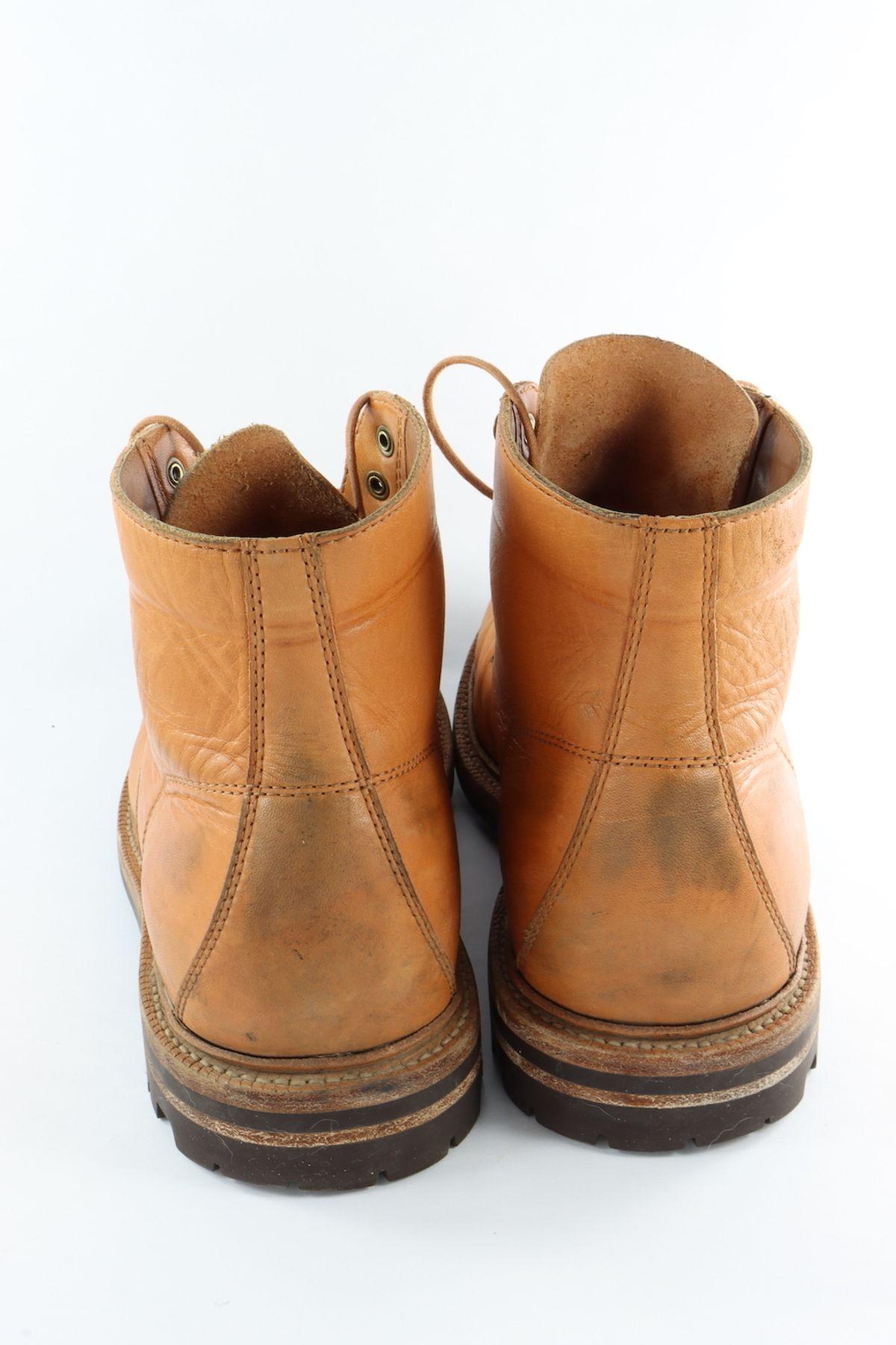 Photo by onthedogwatch on December 4, 2022 of the Grant Stone Brass Boot in Horween Natural Essex.