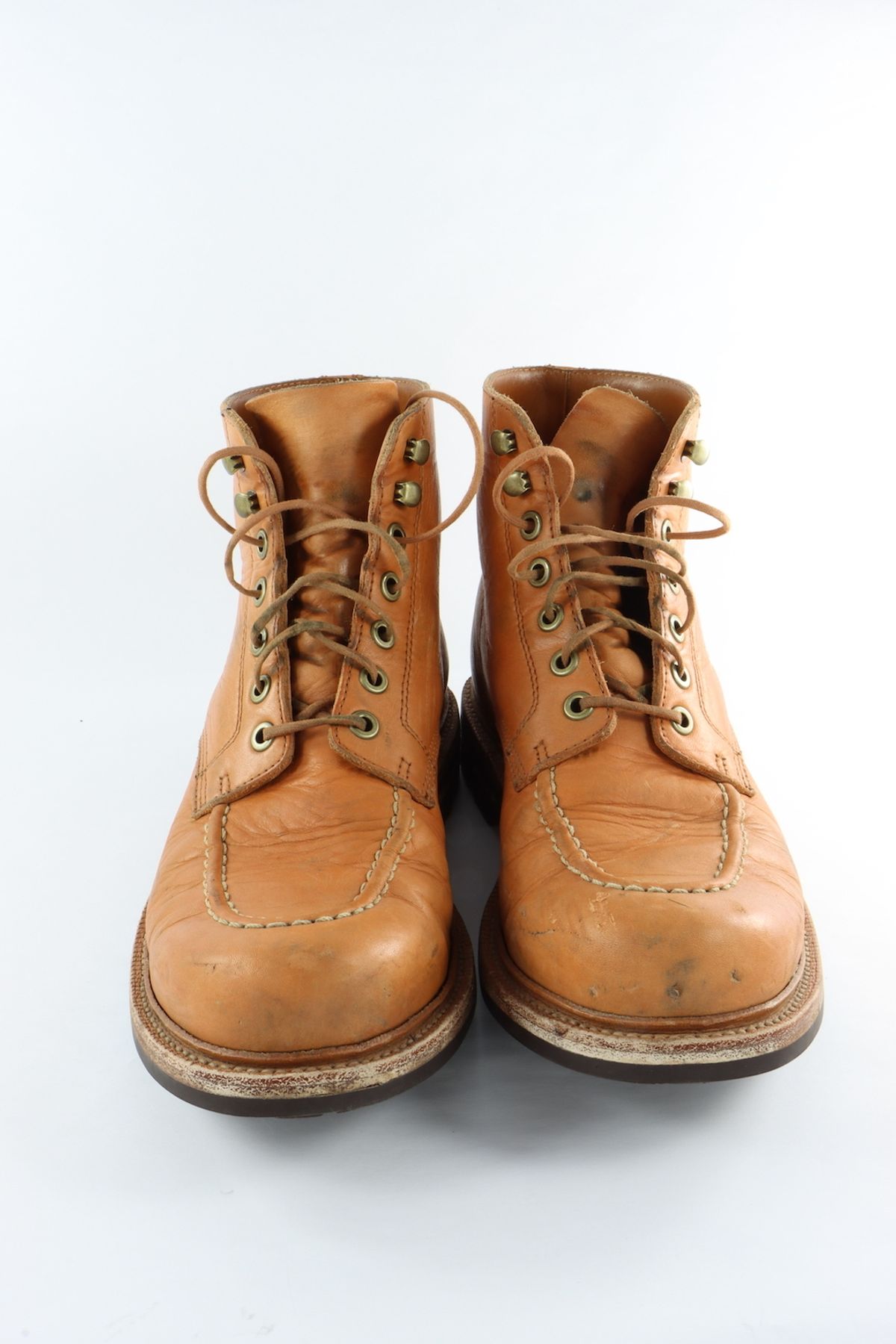 Photo by onthedogwatch on December 4, 2022 of the Grant Stone Brass Boot in Horween Natural Essex.