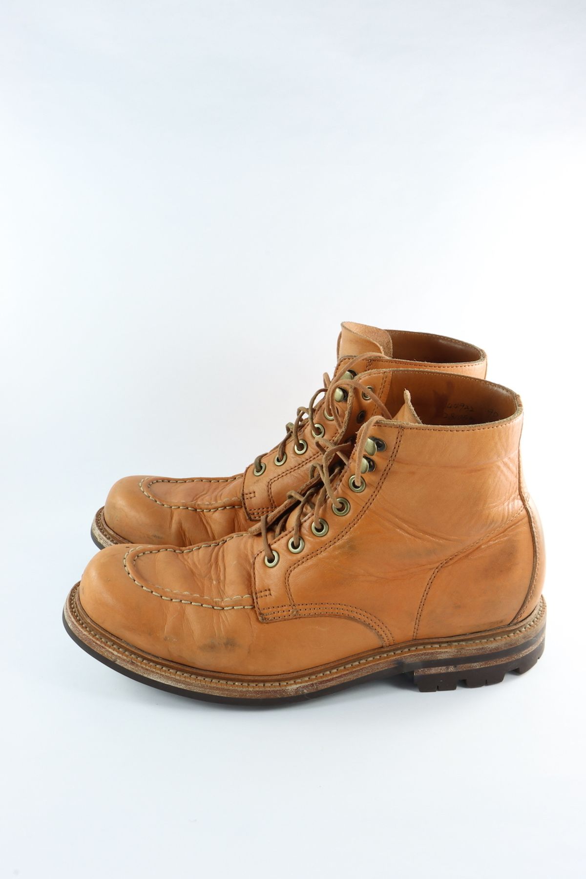 Photo by onthedogwatch on December 4, 2022 of the Grant Stone Brass Boot in Horween Natural Essex.