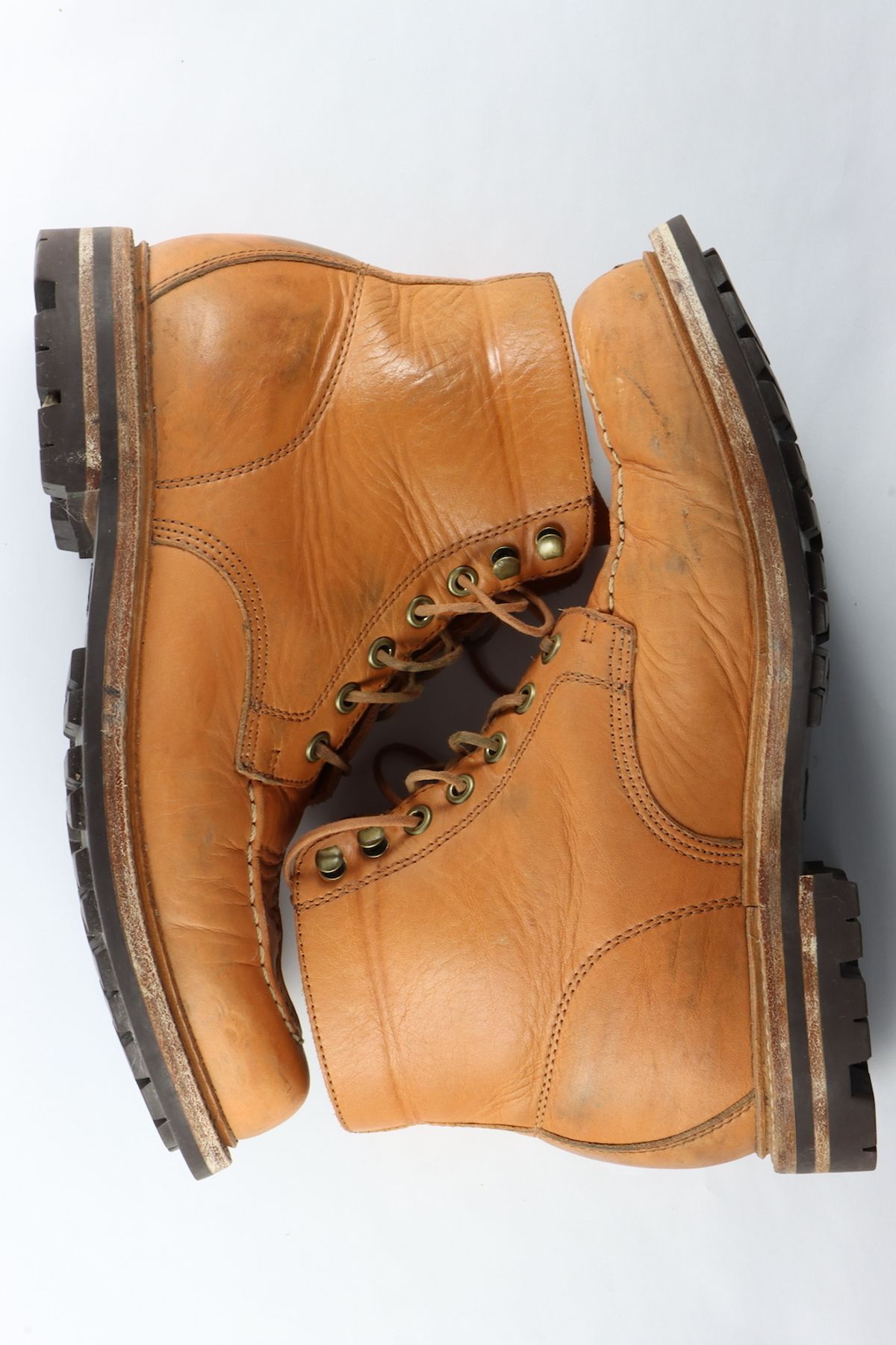 Photo by onthedogwatch on December 4, 2022 of the Grant Stone Brass Boot in Horween Natural Essex.