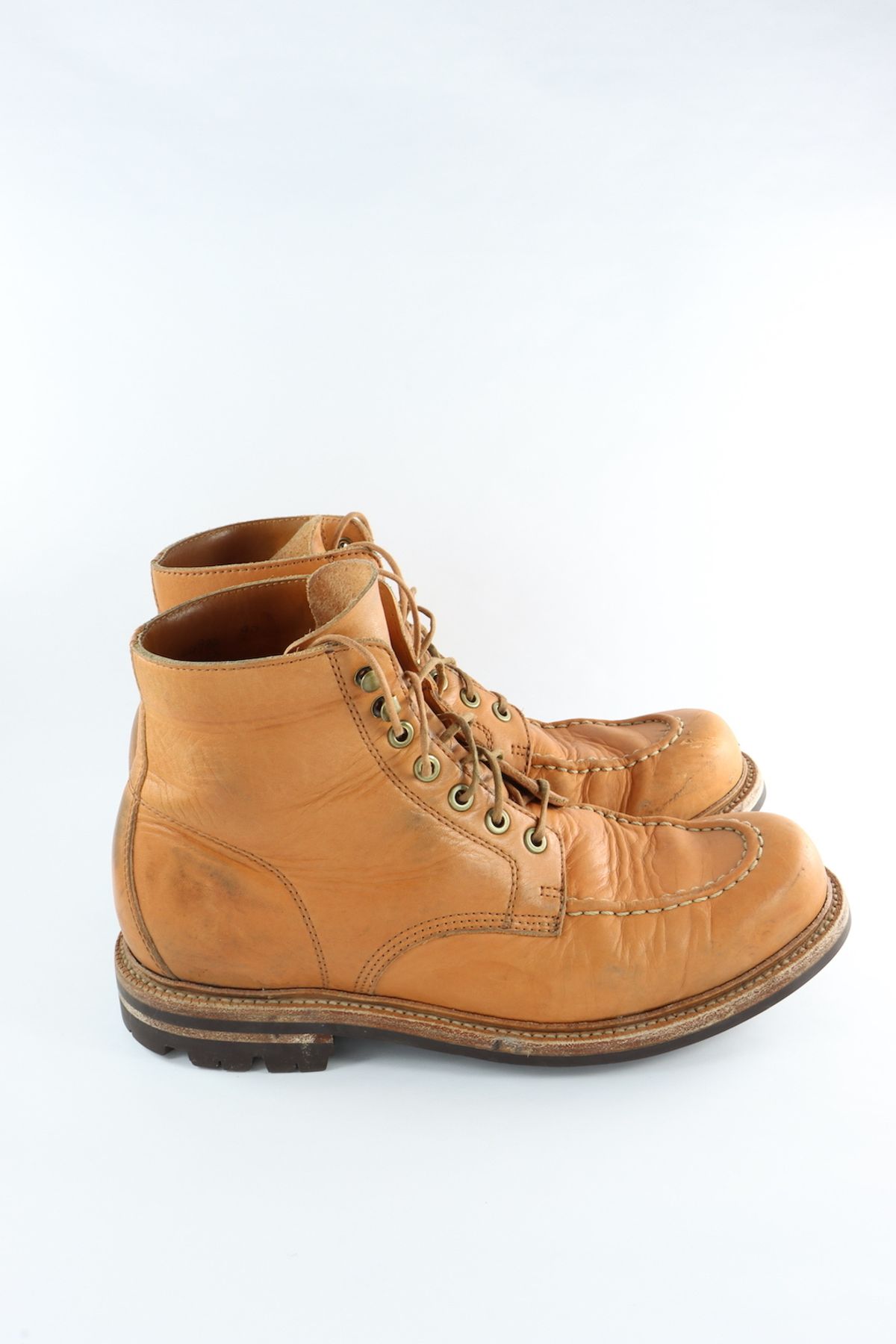 Photo by onthedogwatch on December 4, 2022 of the Grant Stone Brass Boot in Horween Natural Essex.