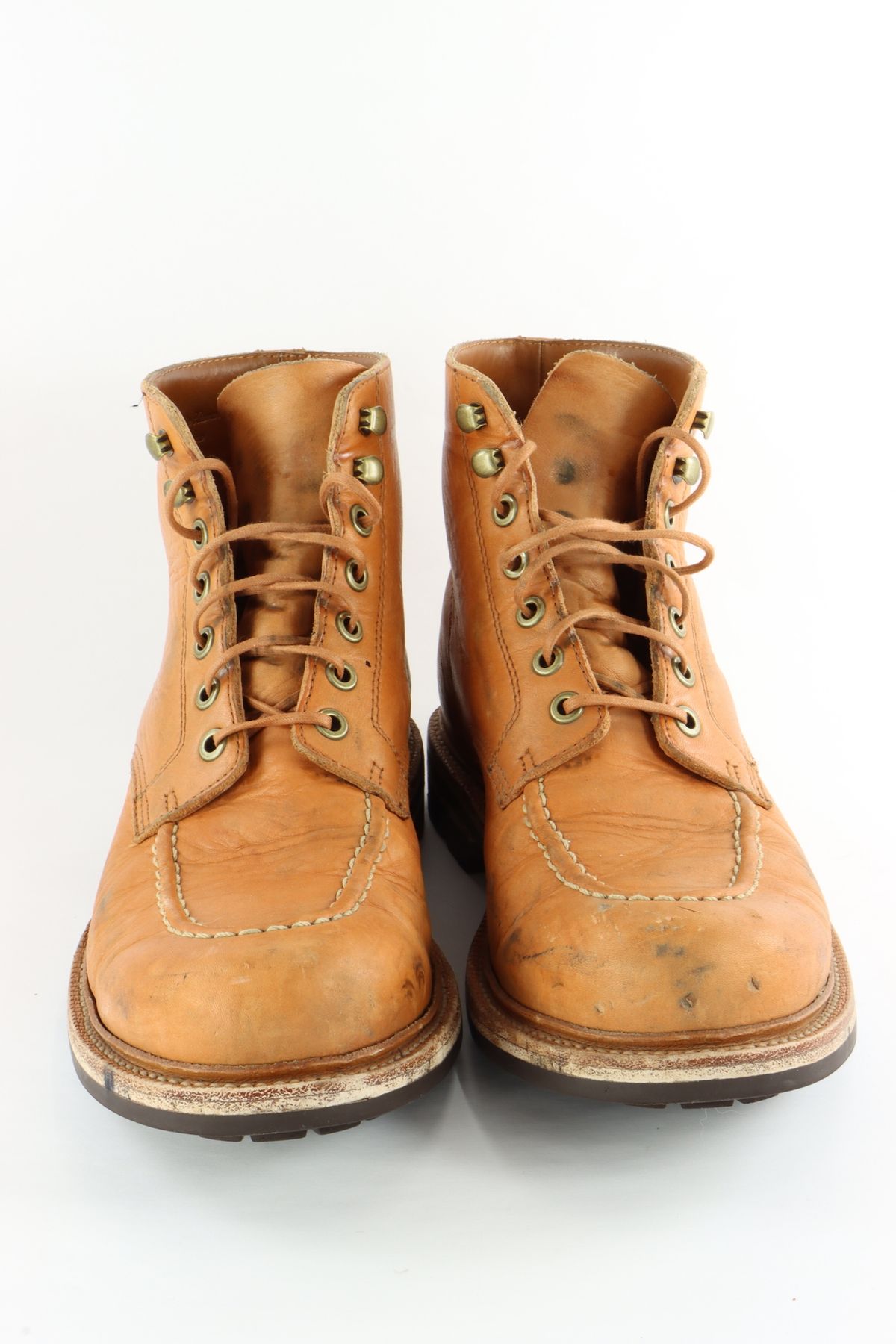 Photo by onthedogwatch on January 5, 2023 of the Grant Stone Brass Boot in Horween Natural Essex.