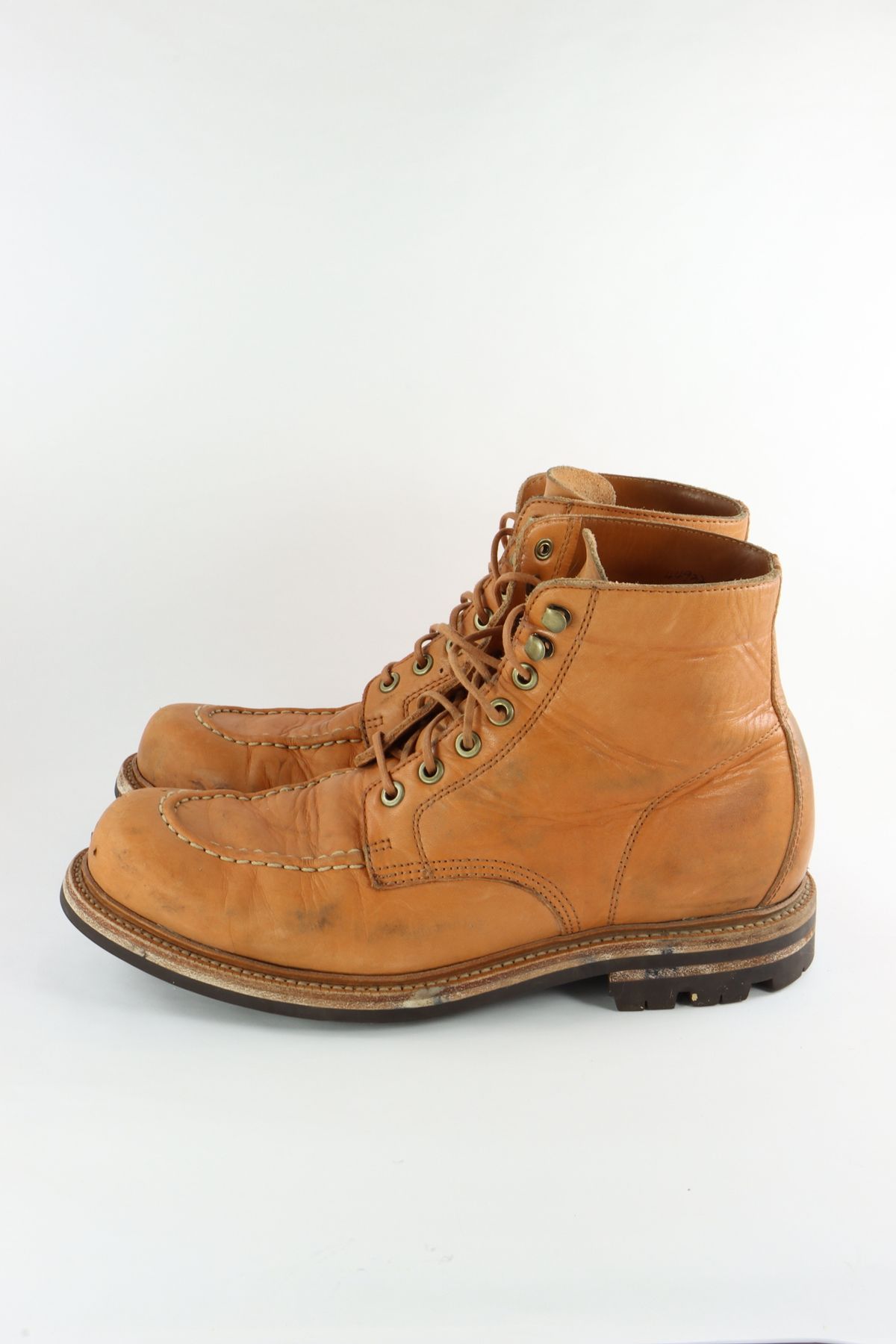Photo by onthedogwatch on January 5, 2023 of the Grant Stone Brass Boot in Horween Natural Essex.