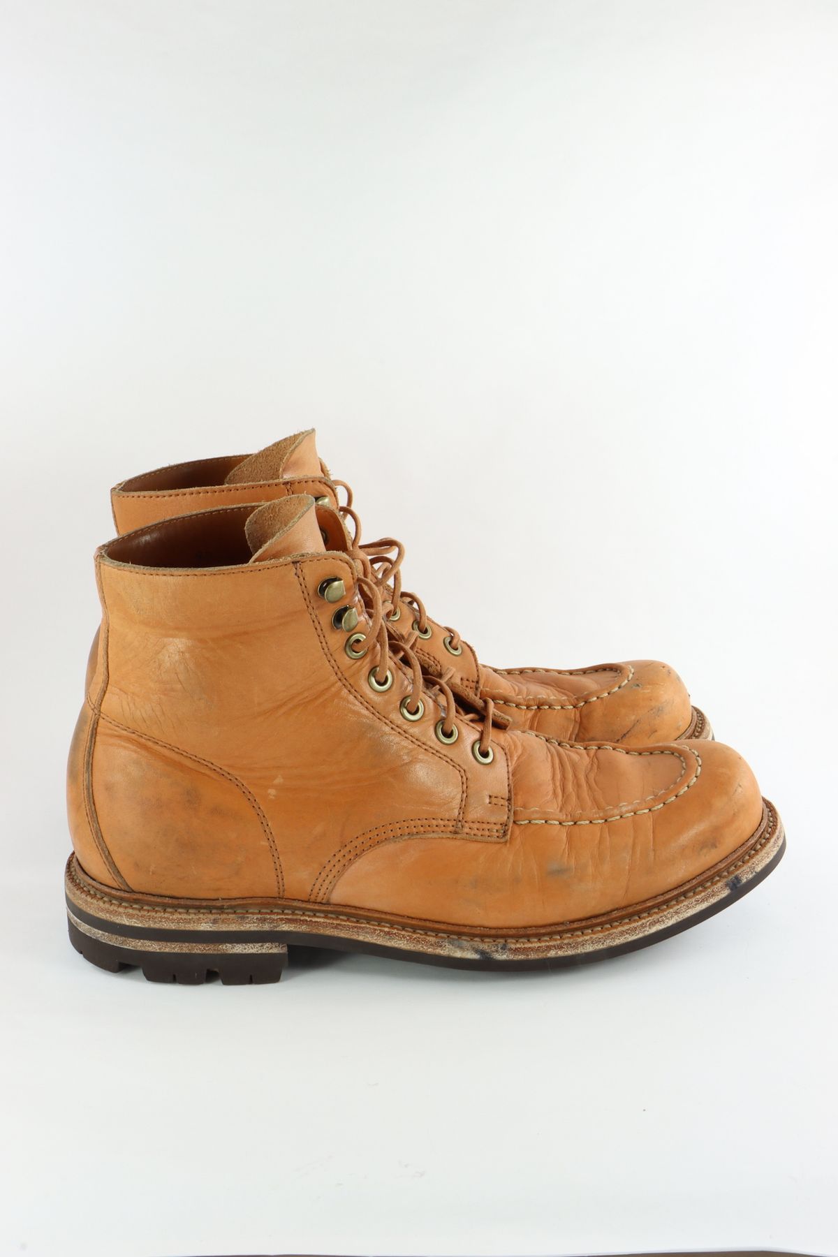 Photo by onthedogwatch on January 5, 2023 of the Grant Stone Brass Boot in Horween Natural Essex.