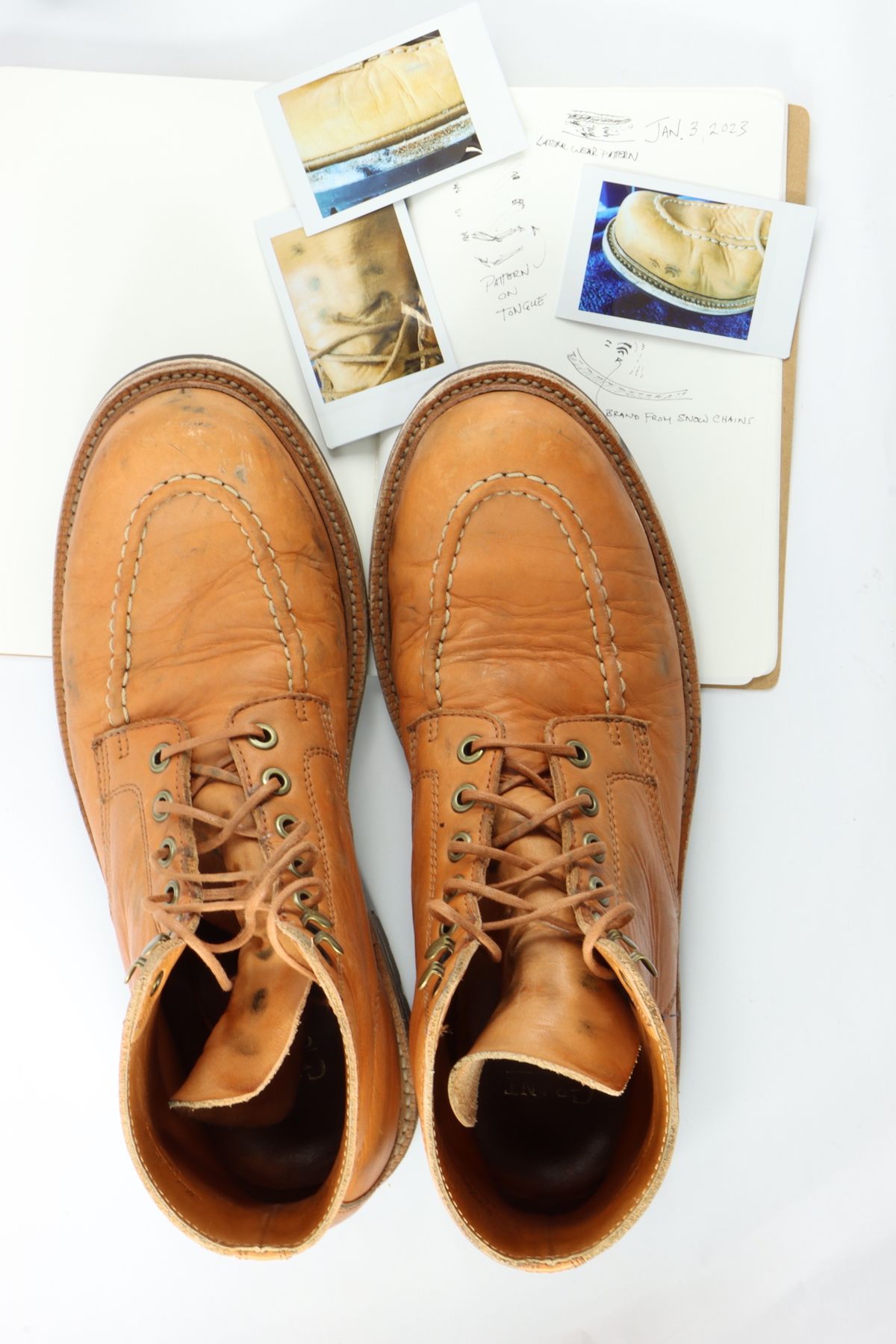 Photo by onthedogwatch on January 5, 2023 of the Grant Stone Brass Boot in Horween Natural Essex.
