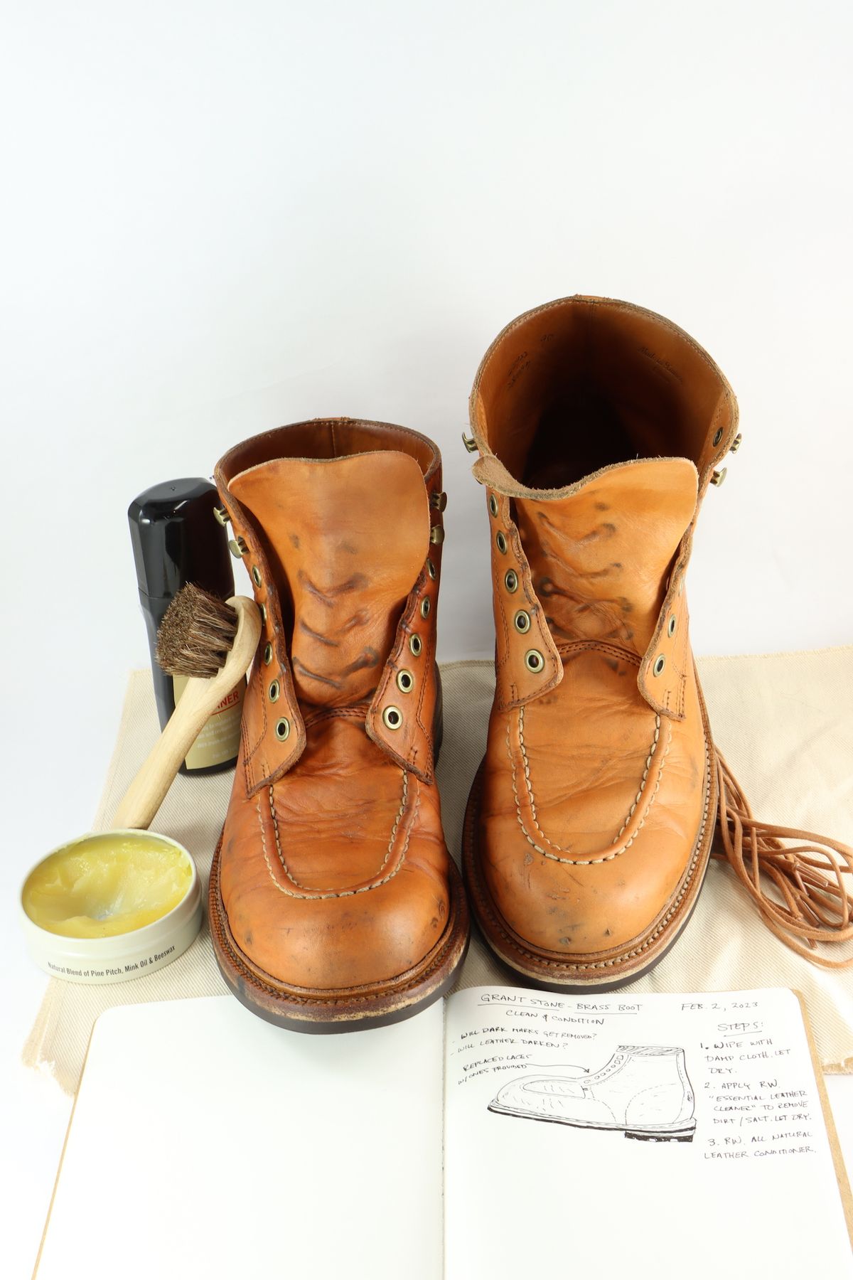 Photo by onthedogwatch on February 6, 2023 of the Grant Stone Brass Boot in Horween Natural Essex.