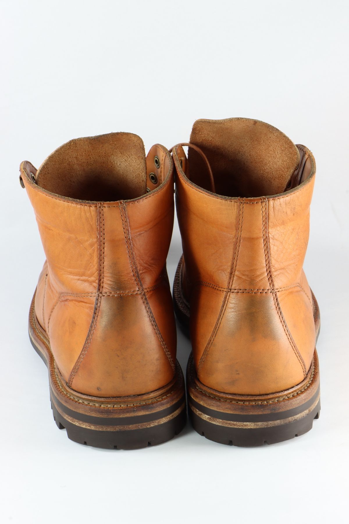 Photo by onthedogwatch on February 6, 2023 of the Grant Stone Brass Boot in Horween Natural Essex.