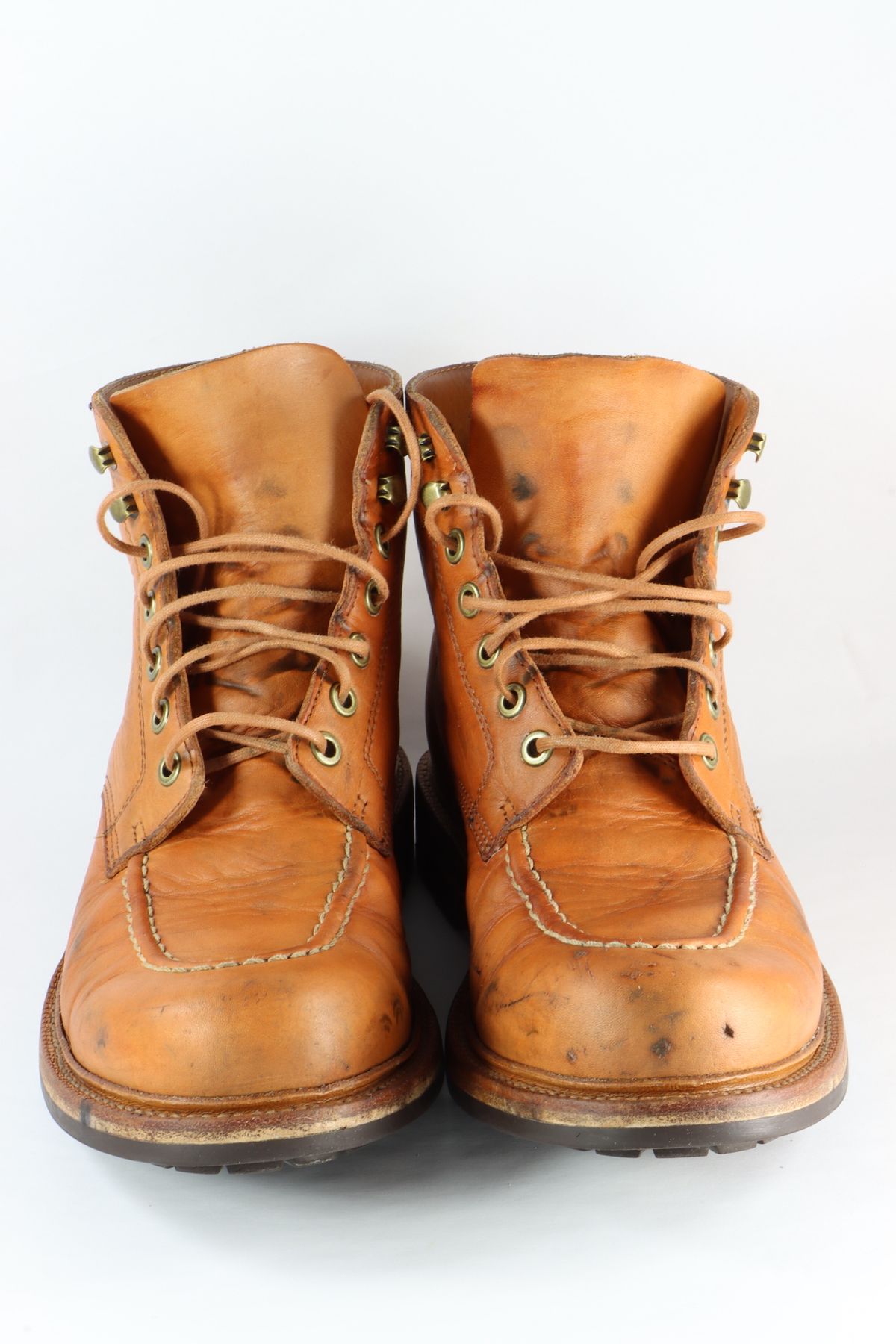 Photo by onthedogwatch on February 6, 2023 of the Grant Stone Brass Boot in Horween Natural Essex.