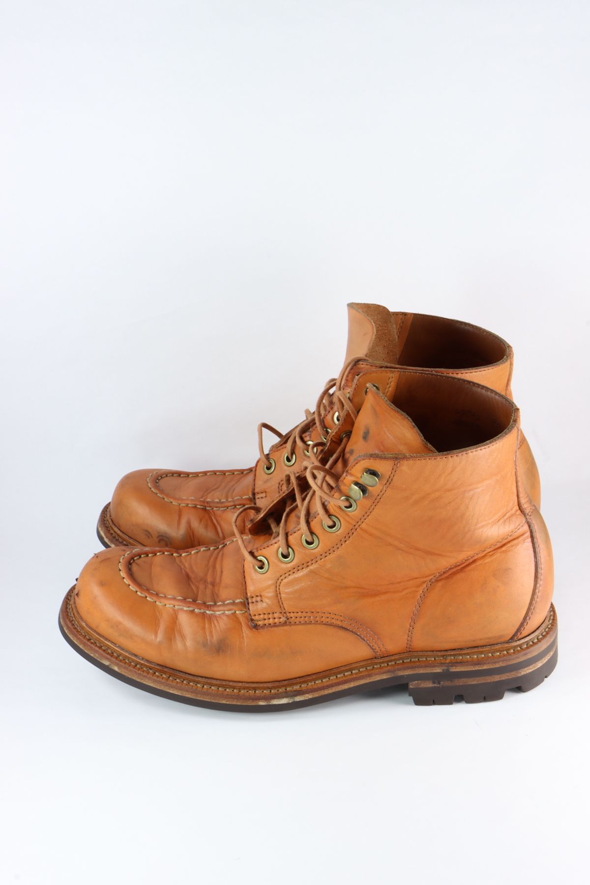 Photo by onthedogwatch on February 6, 2023 of the Grant Stone Brass Boot in Horween Natural Essex.